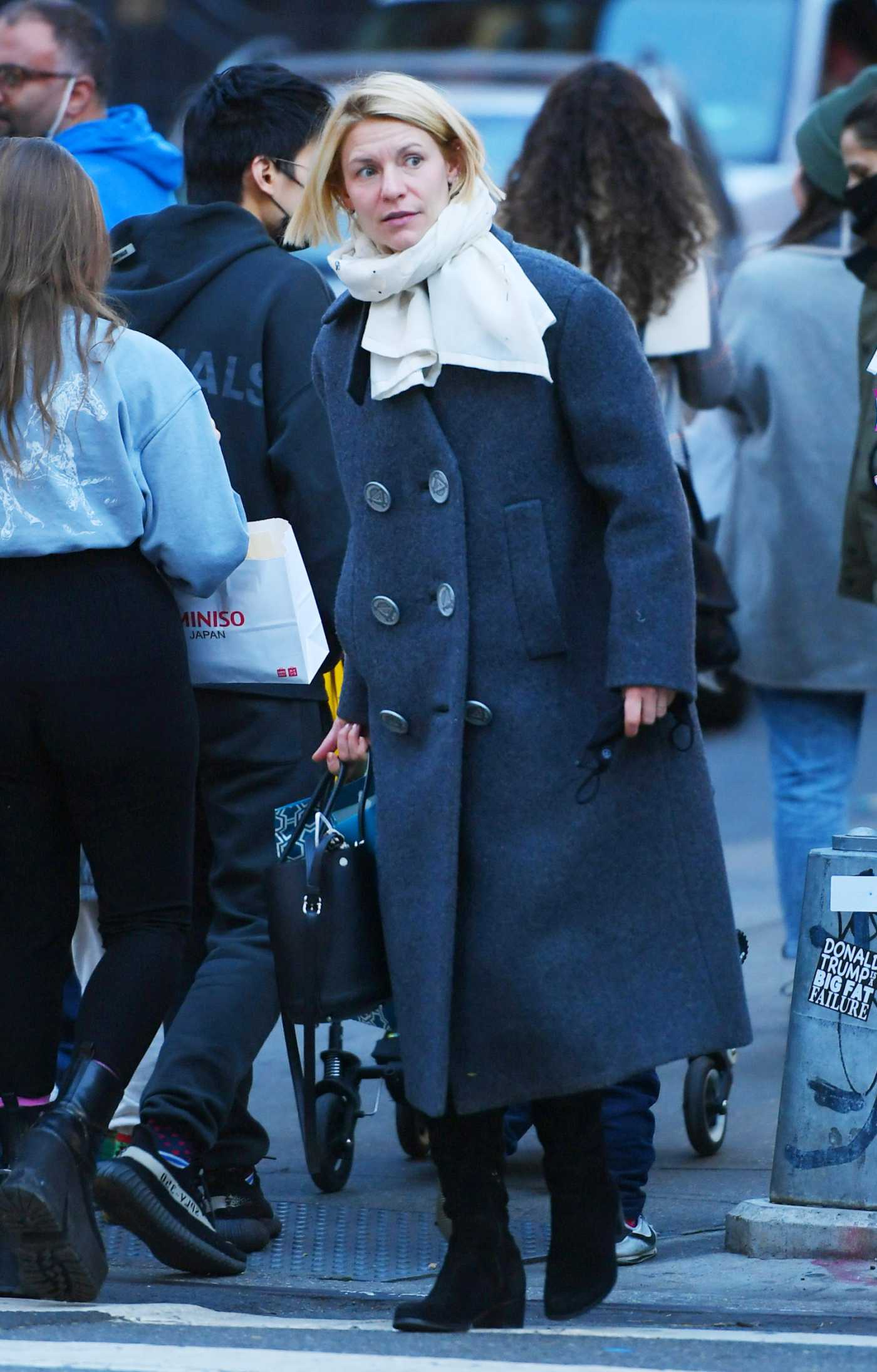 Claire Danes in a Black Coat Was Seen Out in SoHo in New York 12/21/2021