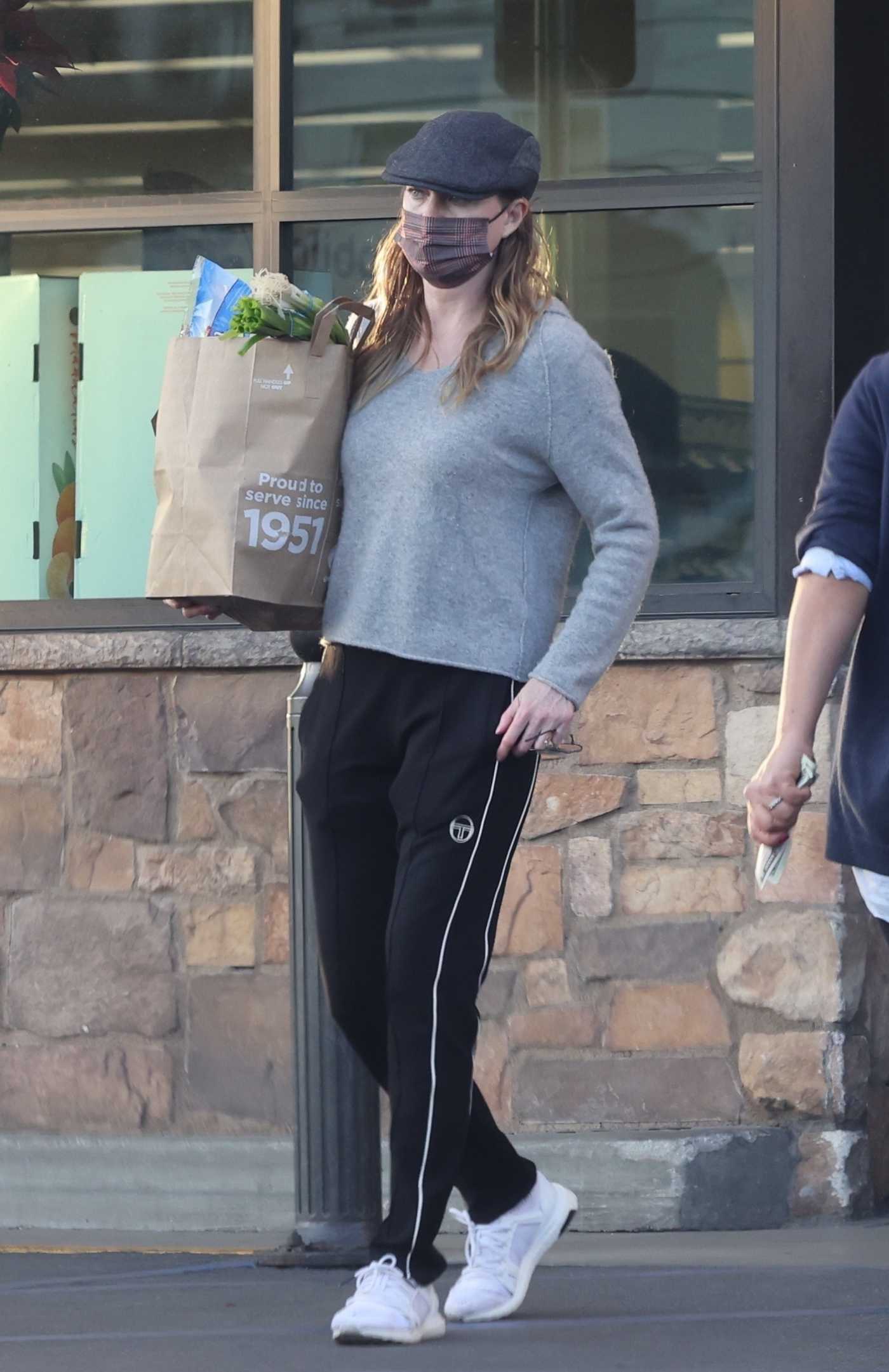 Ellen Pompeo in a Black Cap Goes Grocery Shopping in Los Angeles 12/19/2021