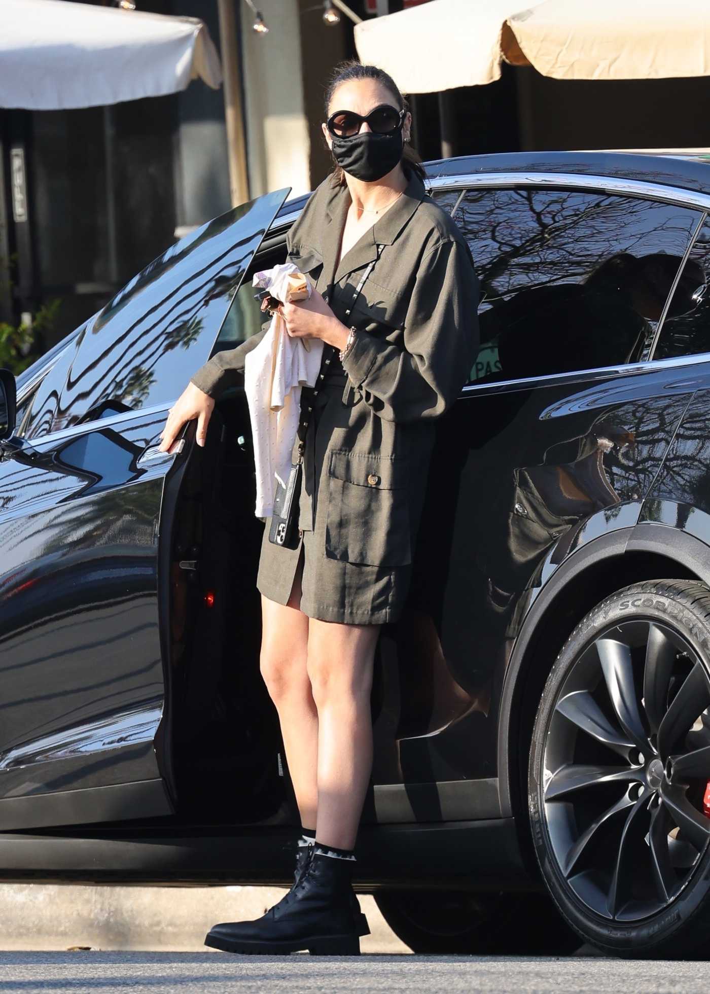 Gal Gadot in a Black Protective Mask Was Seen Out in Studio City 12/04/2021