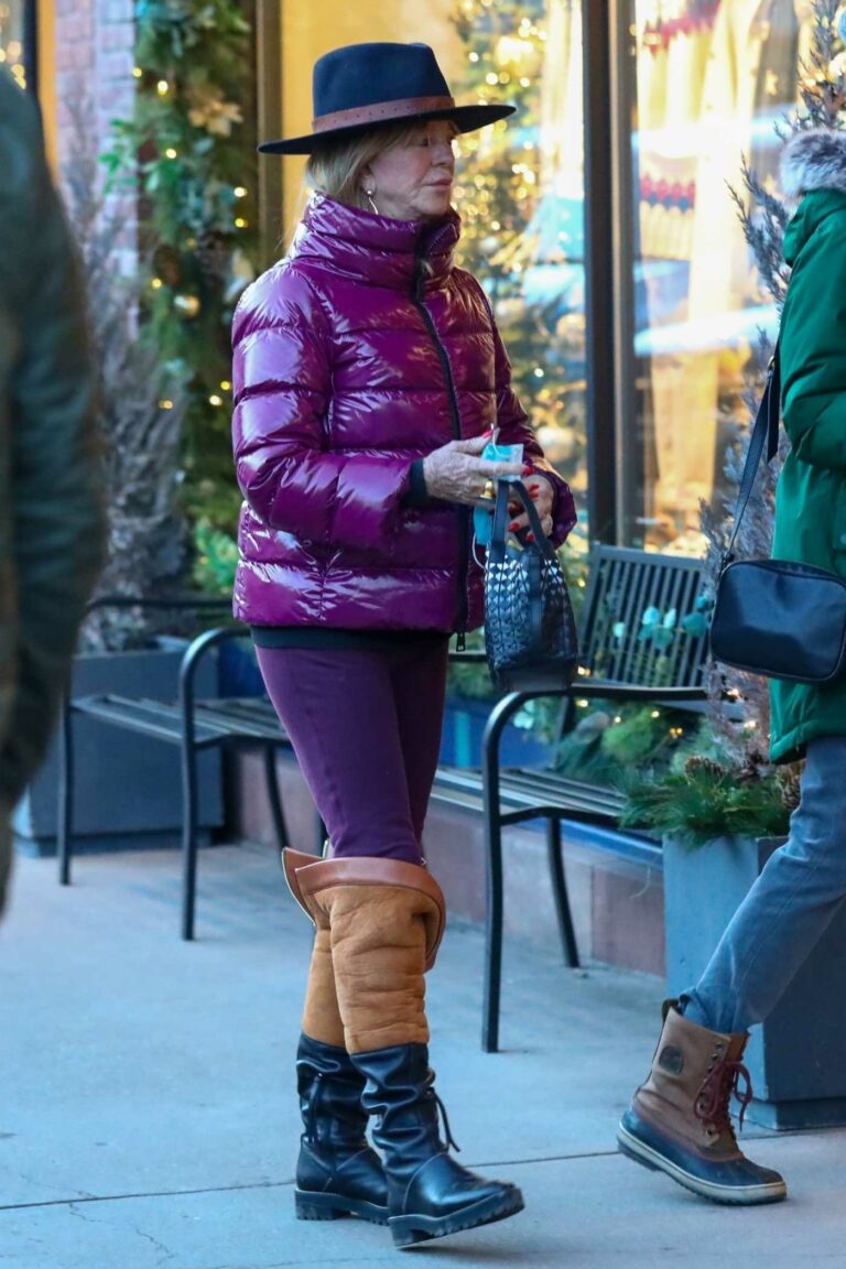 Goldie Hawn in a Lilak Puffer Jacket