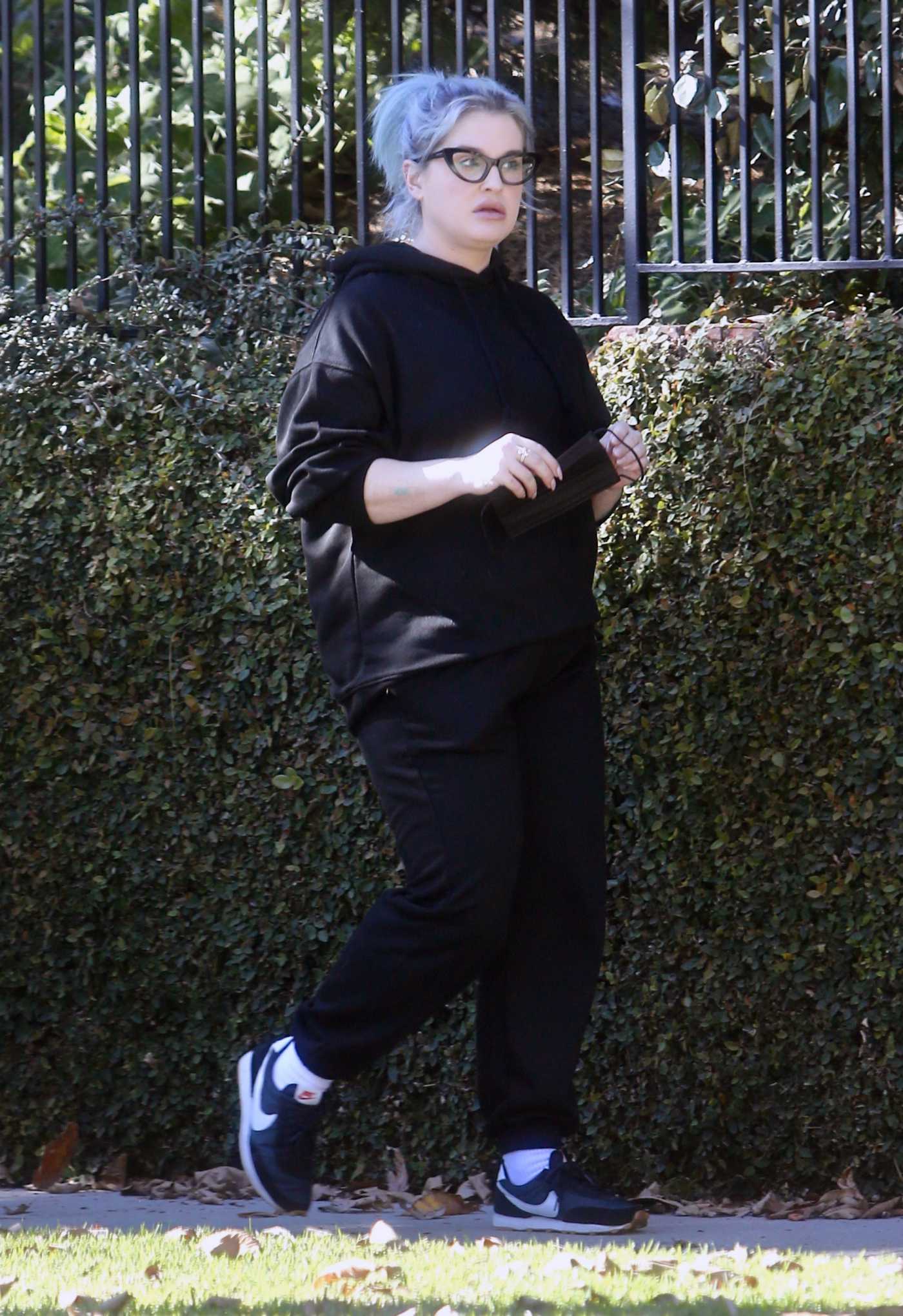 Kelly Osbourne in a Black Hoodie Was Seen Out in Los Angeles 11/27/2021
