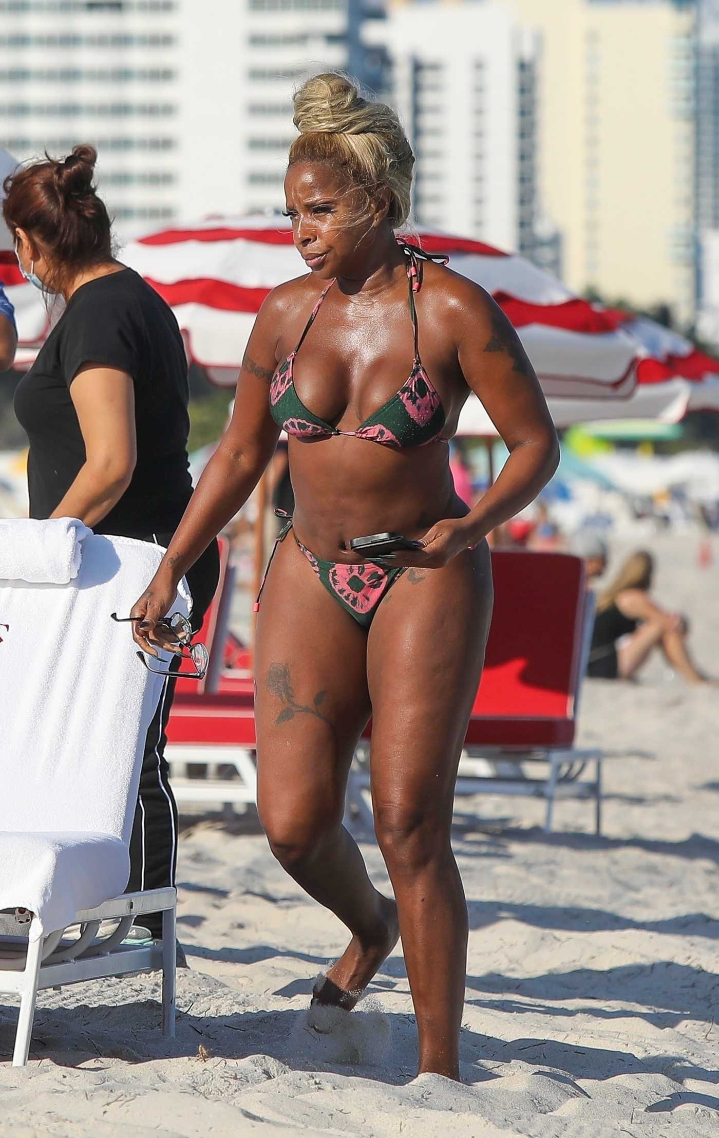 Mary J. Blige in a Green Bikini on the Beach in Miami 12/10/2021