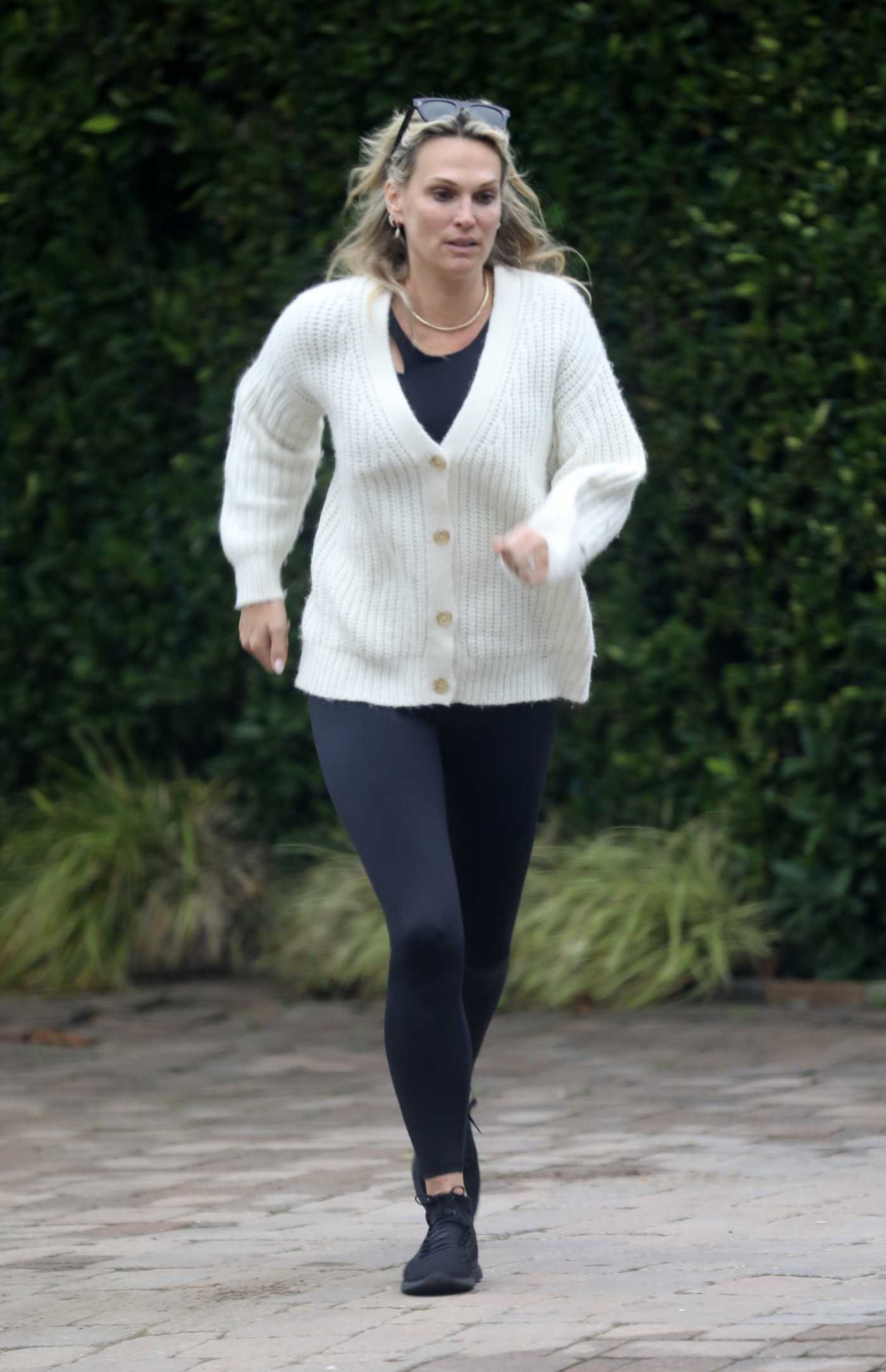 Molly Sims in a White Cardigan Runs Back to Her Home in Los Angeles 12/26/2021