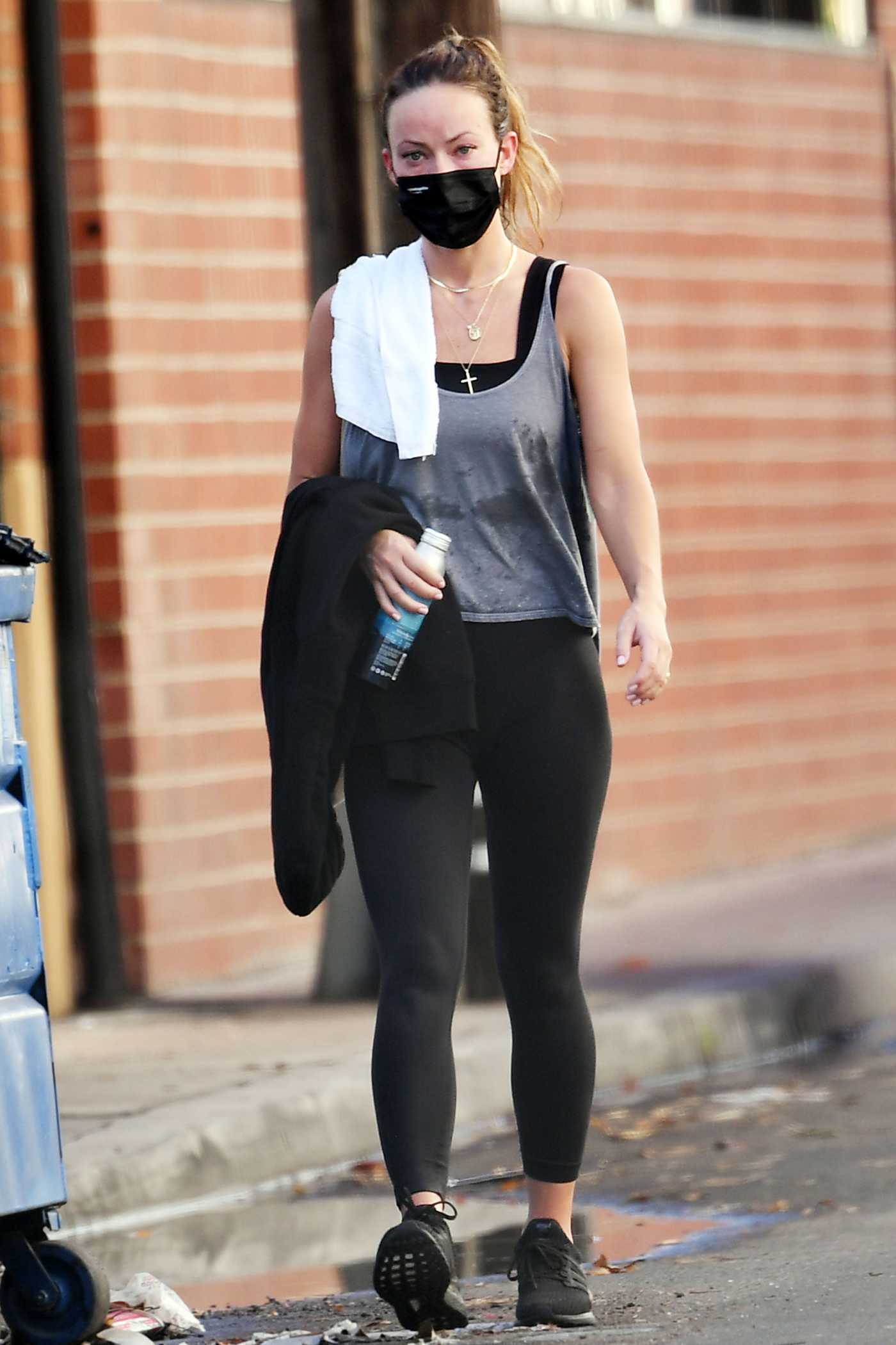 Olivia Wilde in a Grey Tank Top Leaves the Gym in Los Angeles 12/15/2021