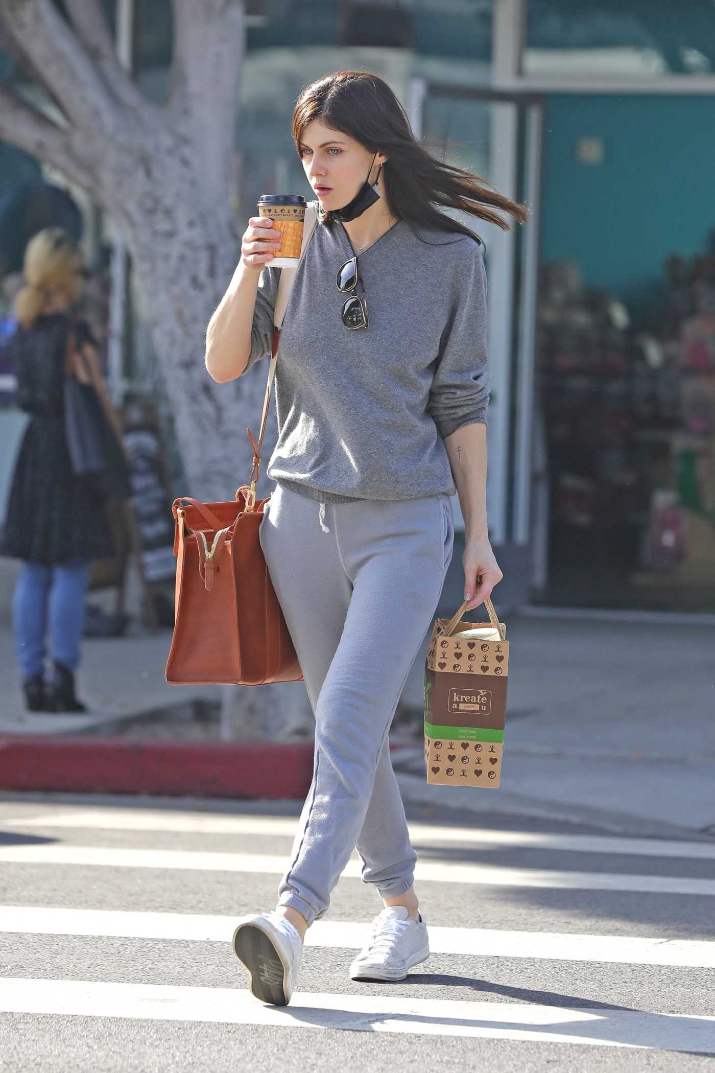 Alexandra Daddario in a Grey Sweatpants Was Seen Out in Los Angeles 01/14/2022