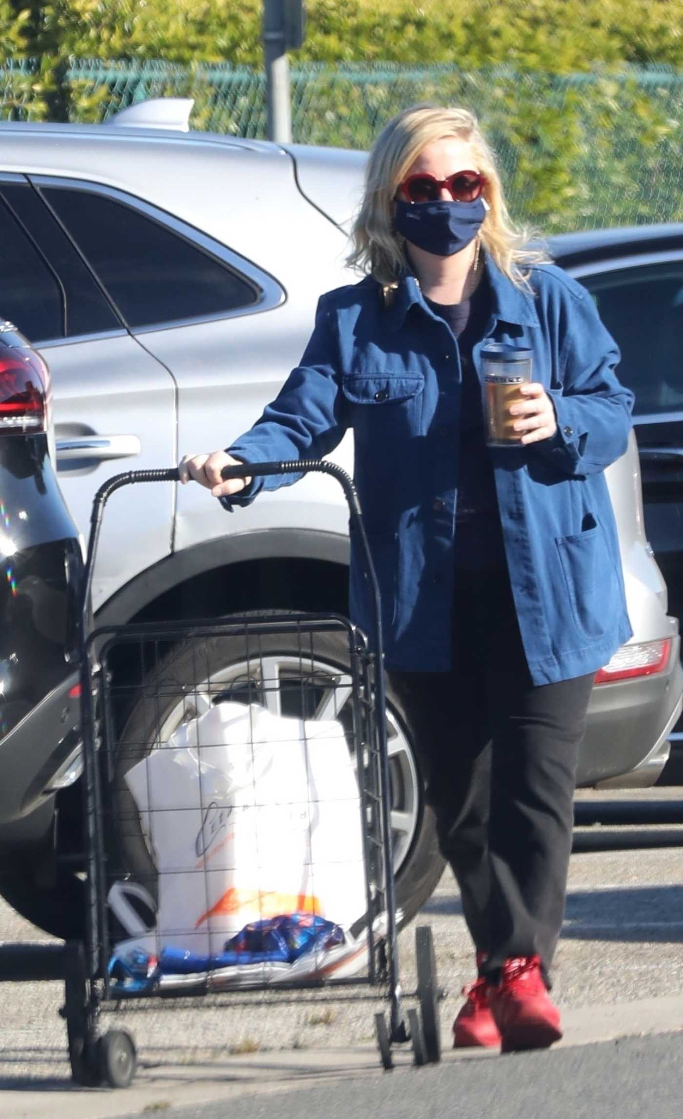 Amy Poehler in a Blue Jacket Goes Shopping to the Farmers Market in Beverly Hills 01/09/2022
