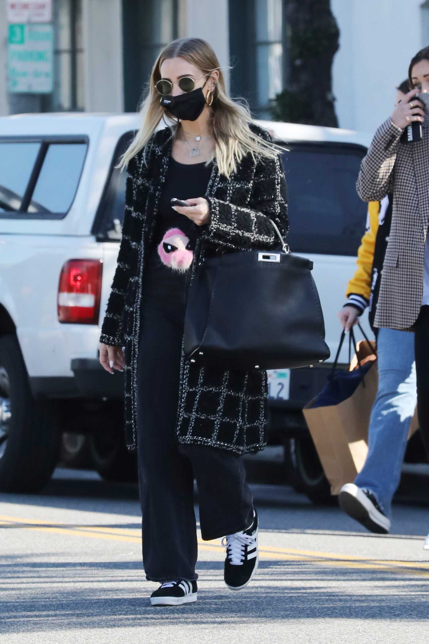 Ashlee Simpson in a Black Protective Mask Was Seen Out in Beverly Hills 01/26/2022