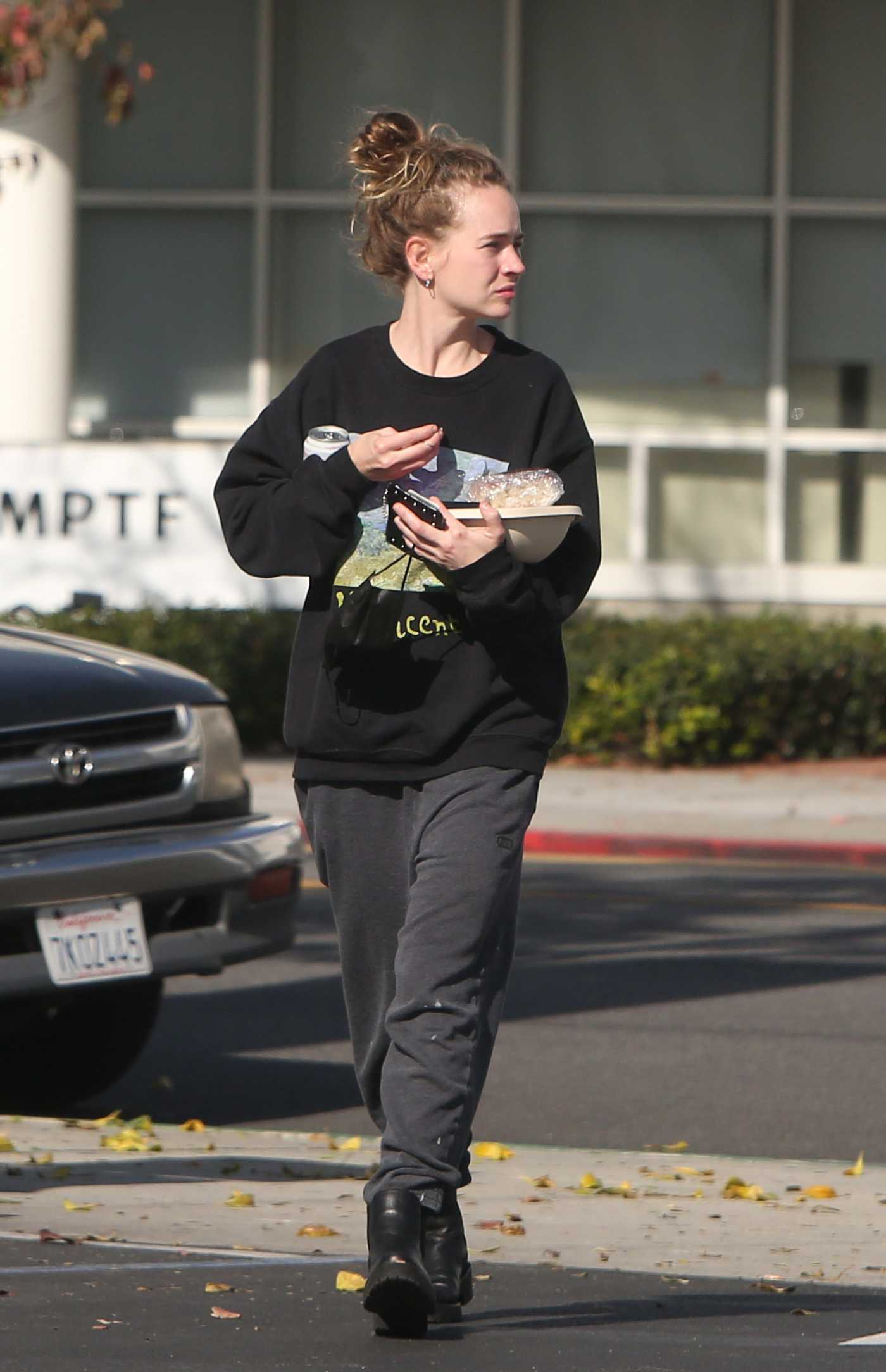 Britt Robertson in a Black Sweatshirt Was Seen Out in Los Angeles 01/14/2022