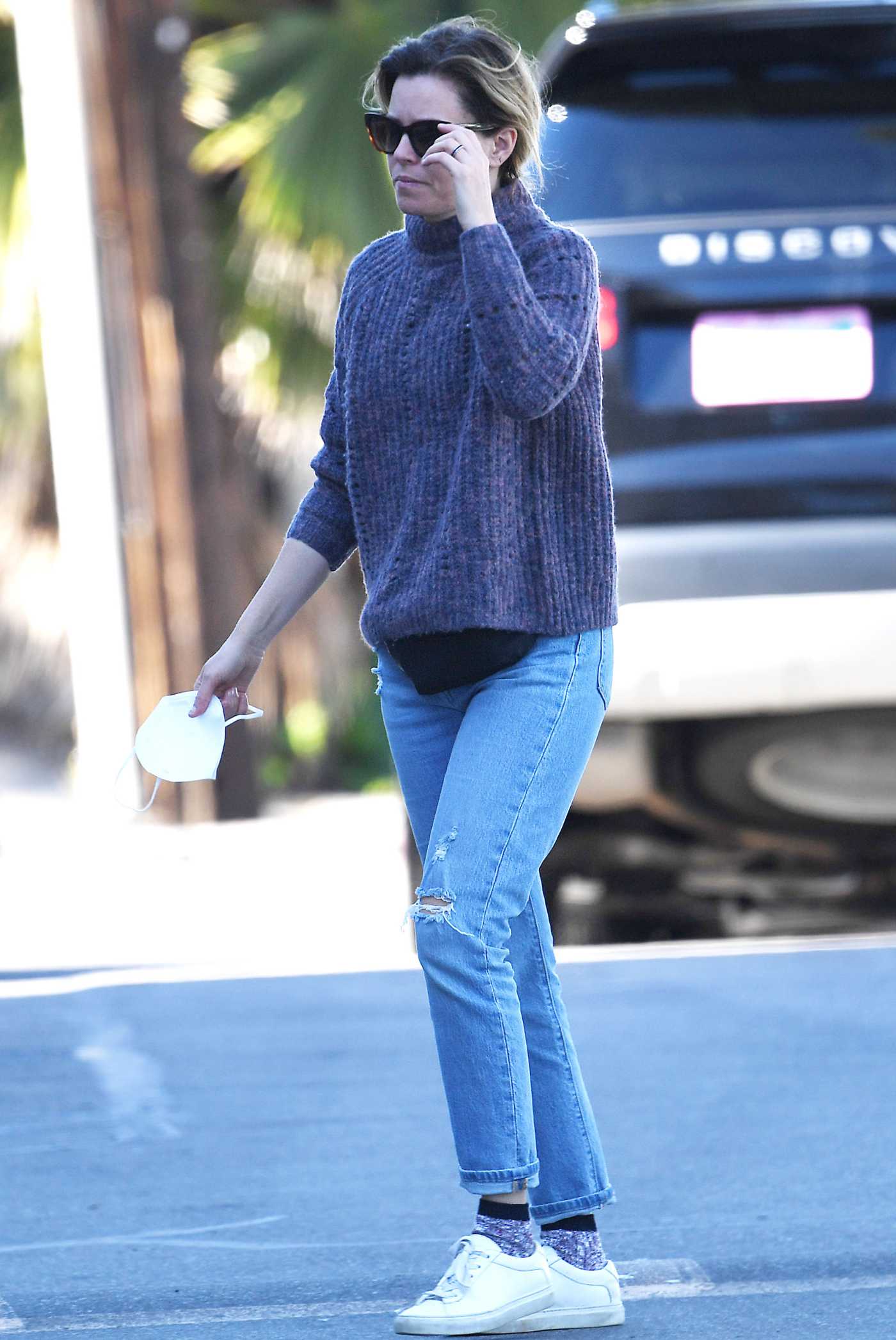 Elizabeth Banks in a White Sneakers Goes Shopping in Los Angeles 01/09/2022