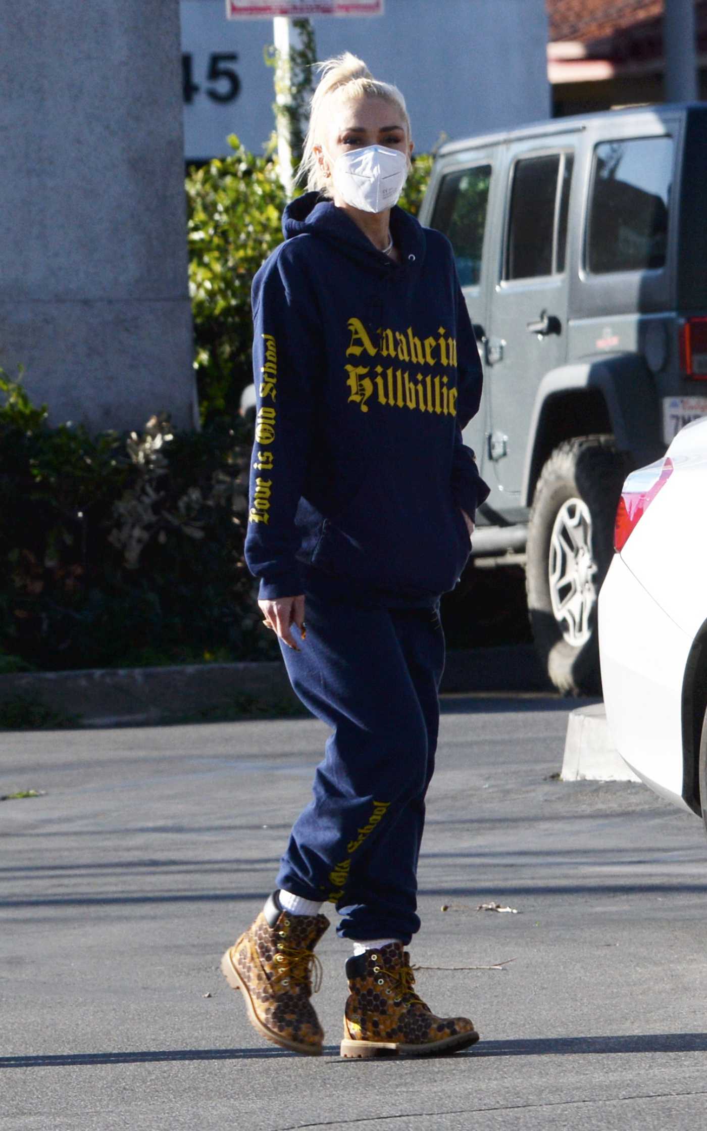 Gwen Stefani in a Blue Sweatsuit Was Seen Out in Los Angeles 01/22/2022