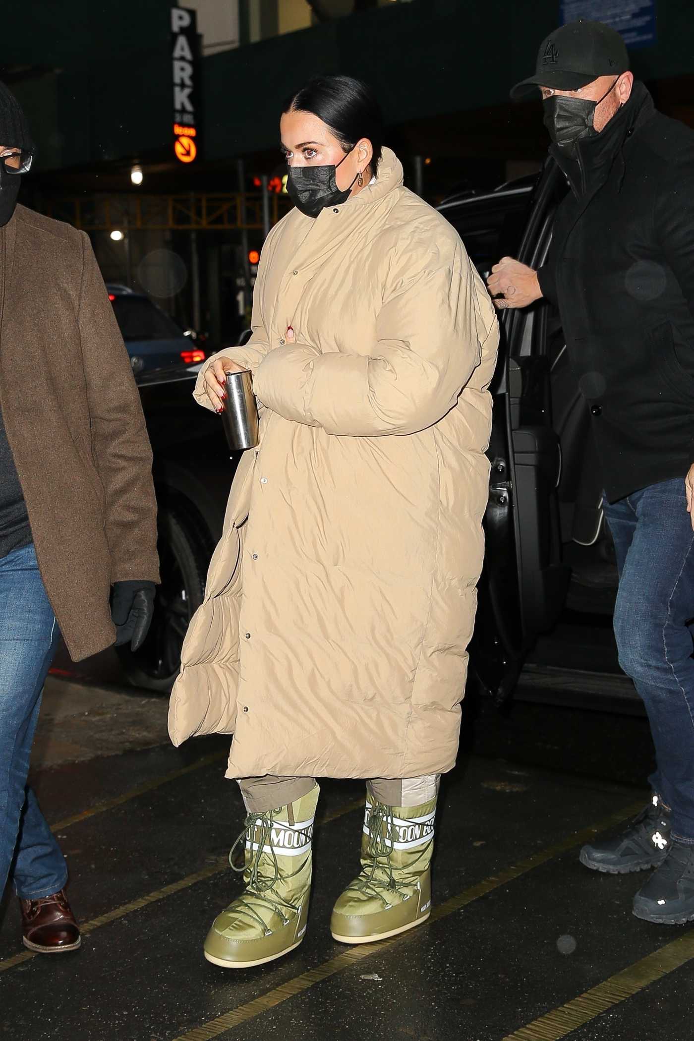 Katy Perry in a Beige Puffer Coat Arrives at Her Hotel in New York 01/28/2022