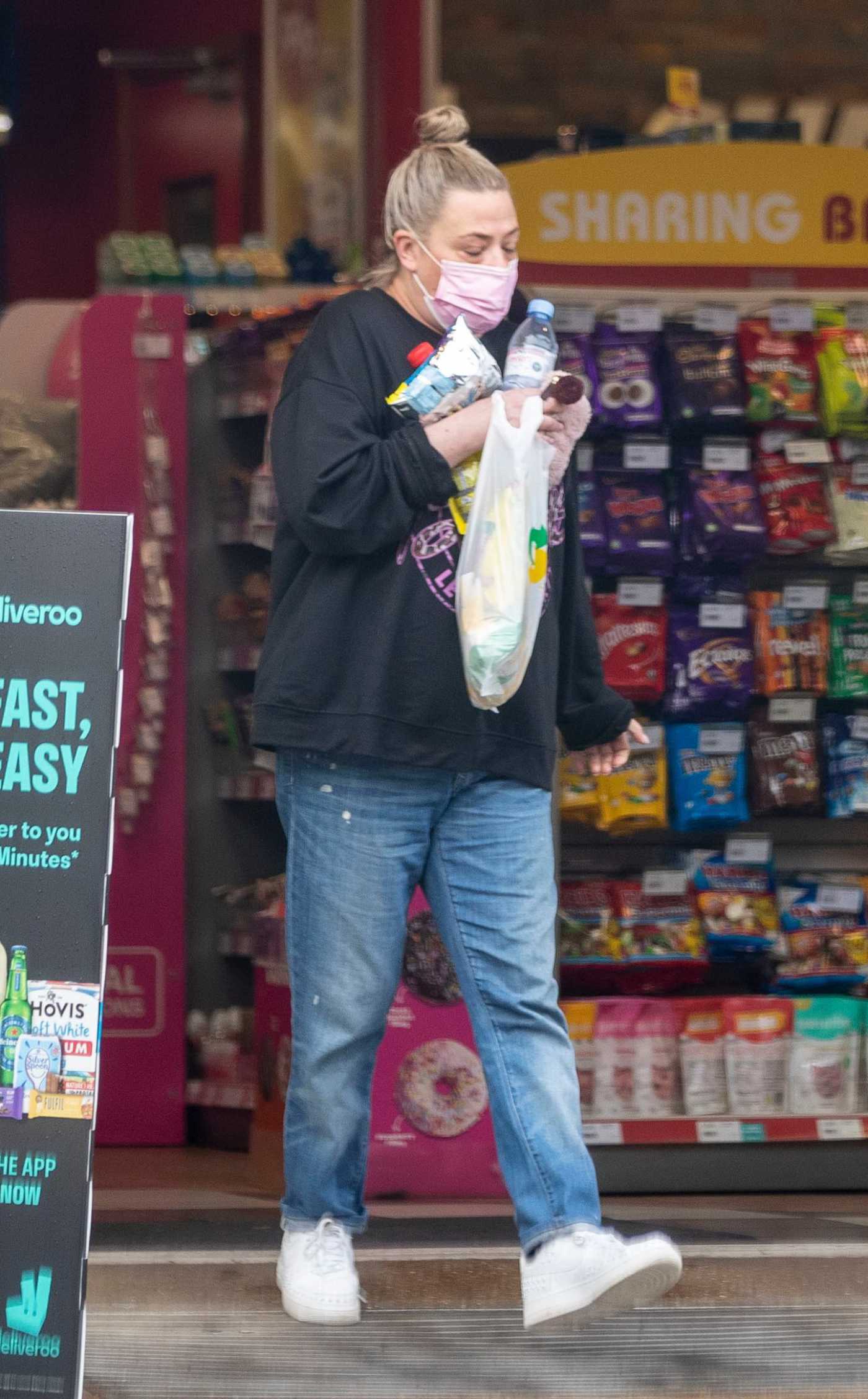 Lisa Armstrong in a Black Sweatshirt Grabs Supplies at a Petrol Station in West London 01/03/2022