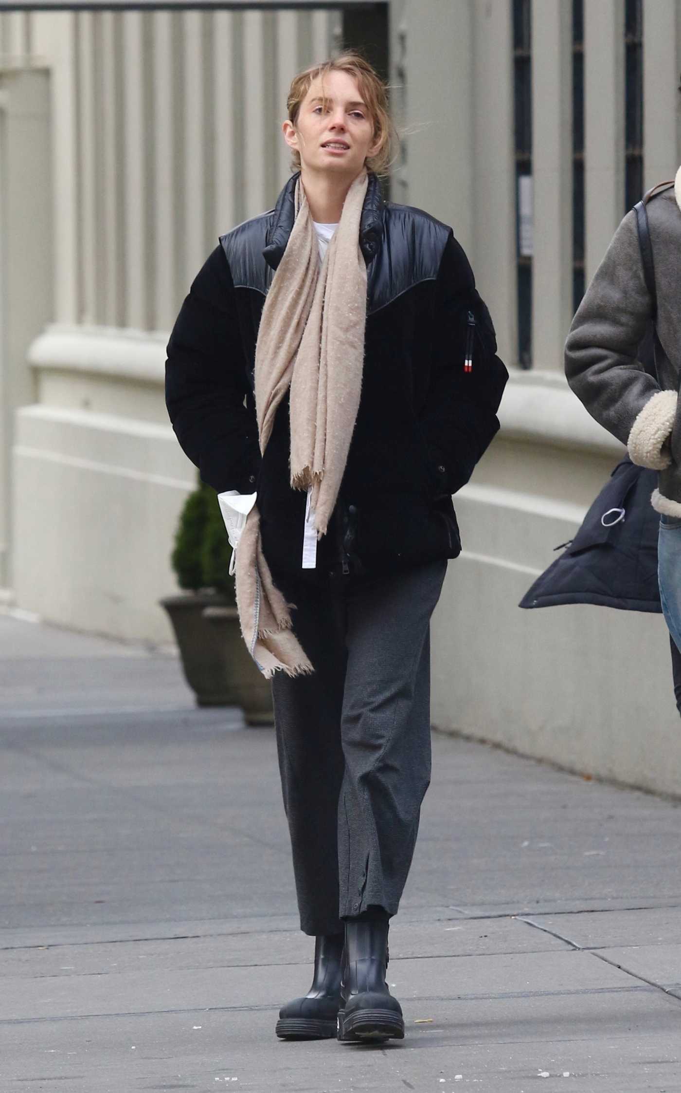 Maya Hawke in a Black Jacket Was Seen Out with a Mystery Male in Manhattan’s West Village in NYC 01/20/2022