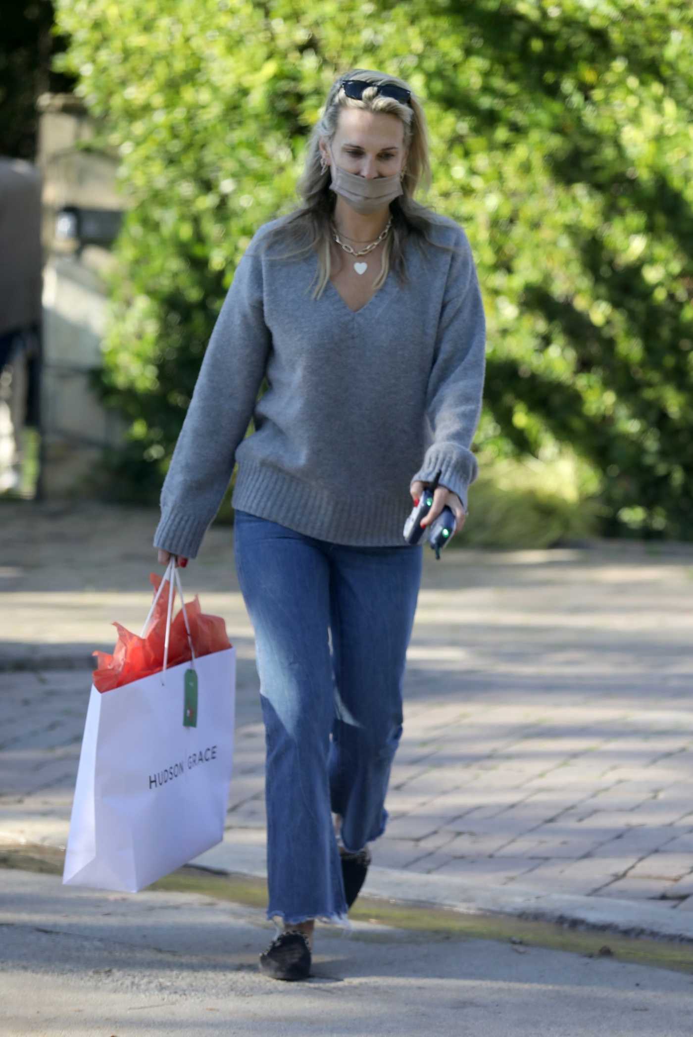 Molly Sims in a Grey Sweater Was Seen Out in Brentwood 01/13/2022