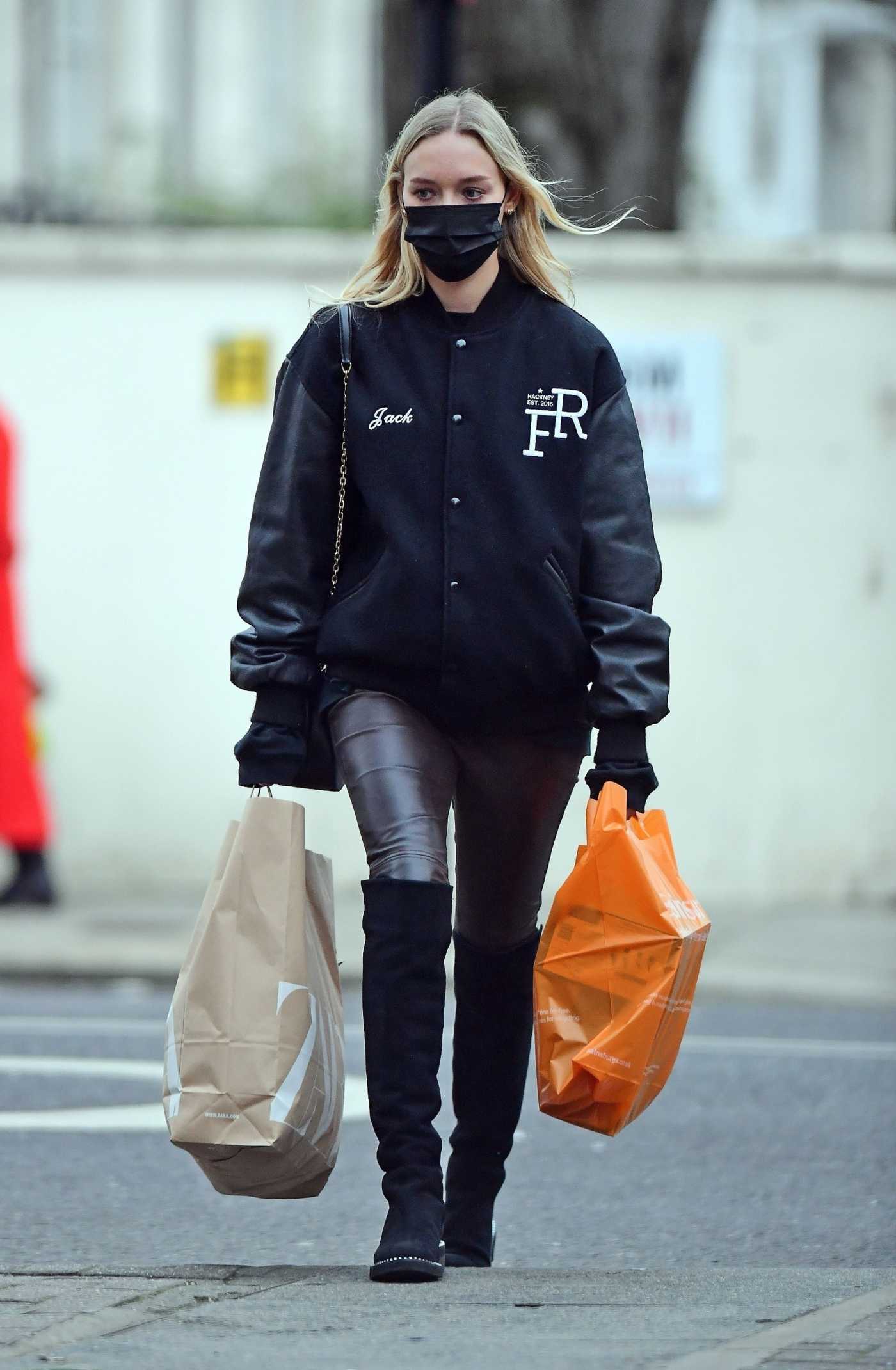 Roxy Horner in a Black Protective Mask Was Seen Out in London 01/25/2022