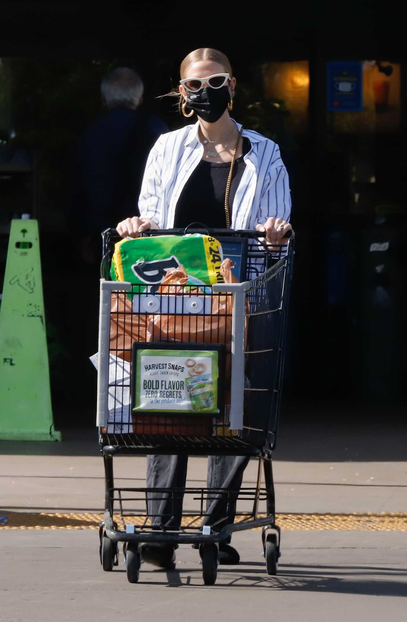 Ashlee Simpson in a Black Protective Mask Goes Shopping for Essentials at a Local Grocery Store in Los Angeles 02/16/2022