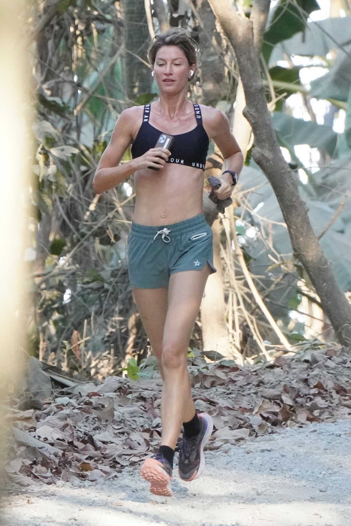 Gisele Bundchen in a Black Sports Bra Goes for a Run in Costa Rica 02/18/2022