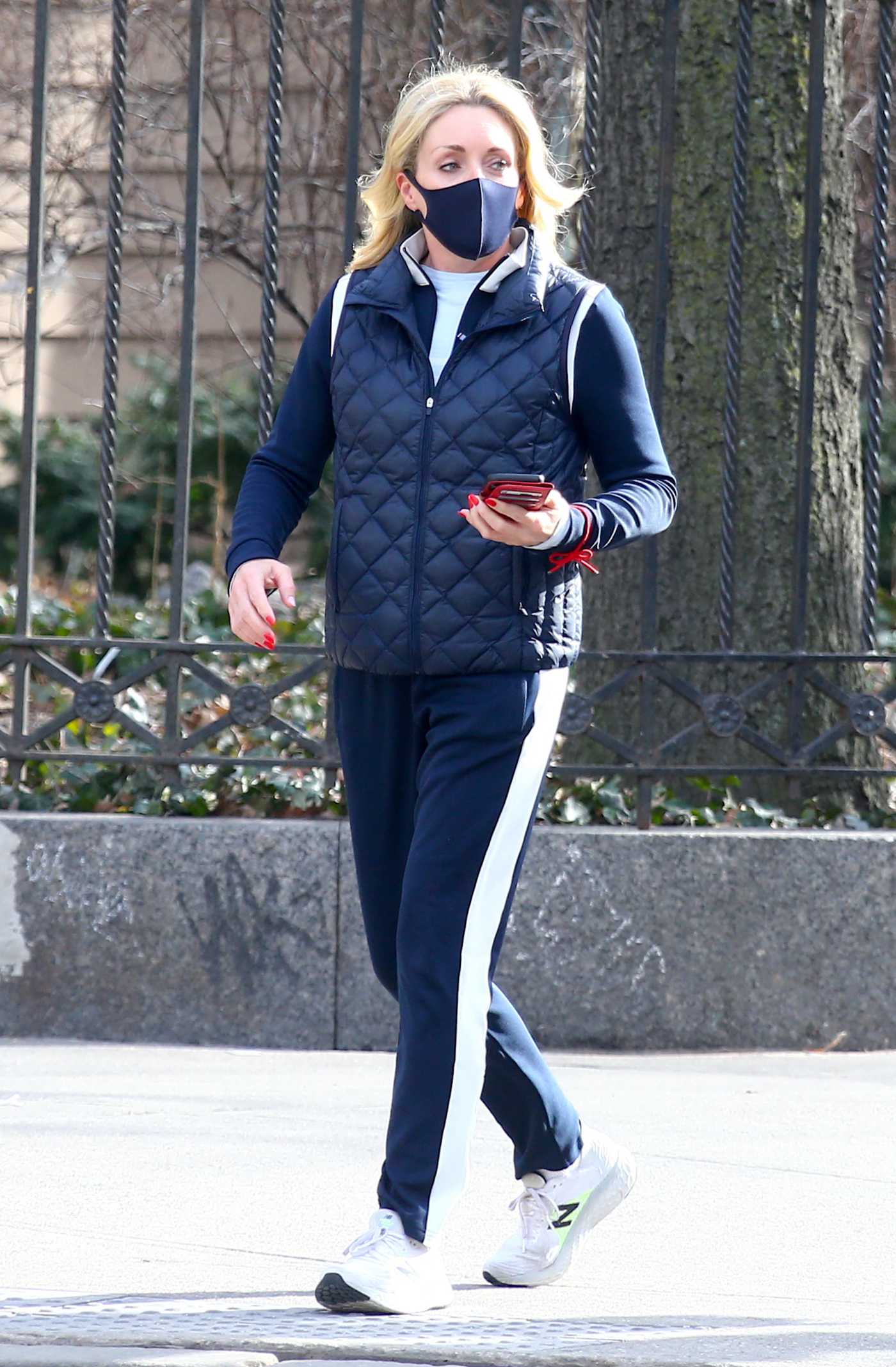 Jane Krakowski in a Blue Protective Mask Was Seen Out in New York 02/17/2022