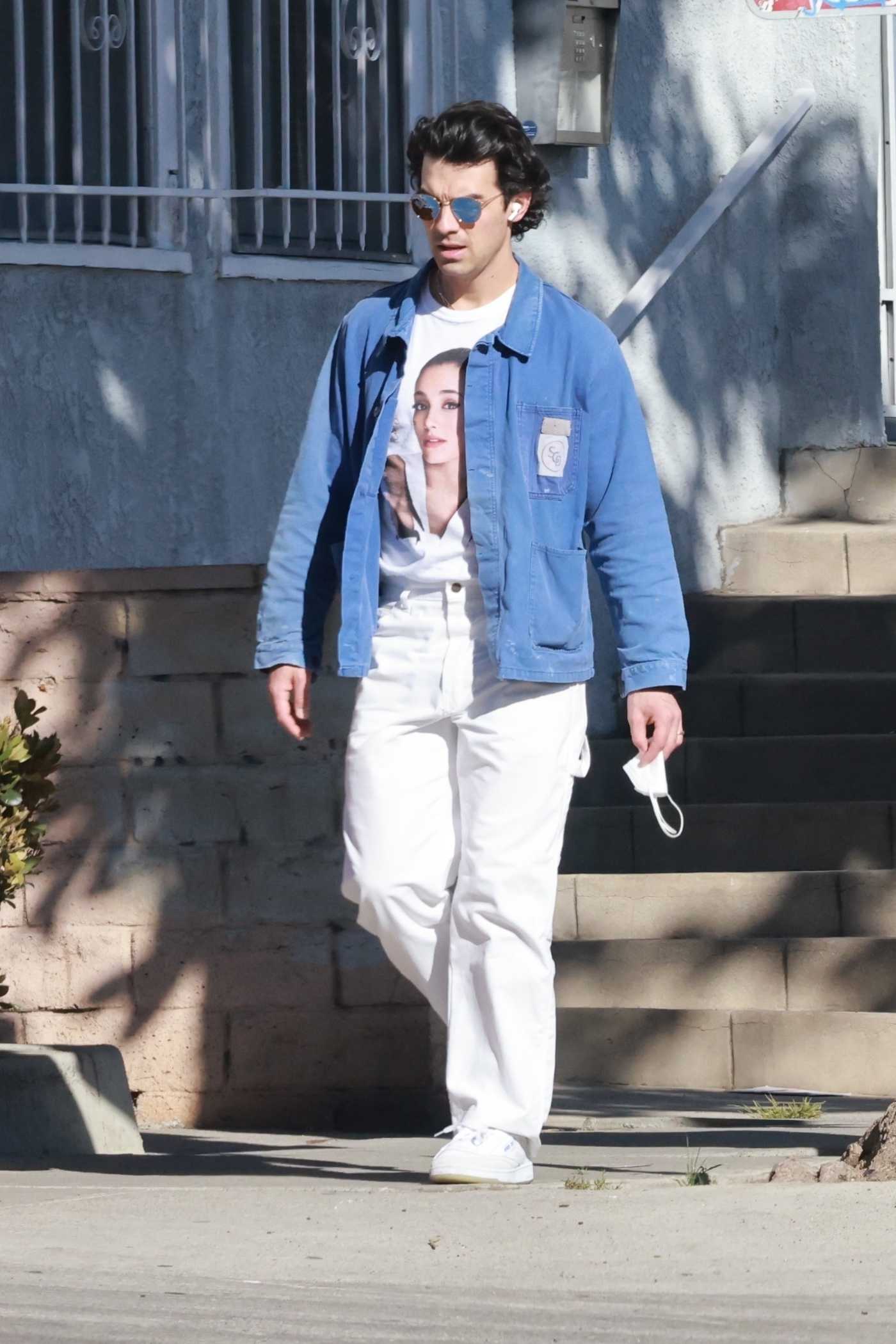 Joe Jonas in a White Pants Was Seen Out in Los Angeles 02/11/2022