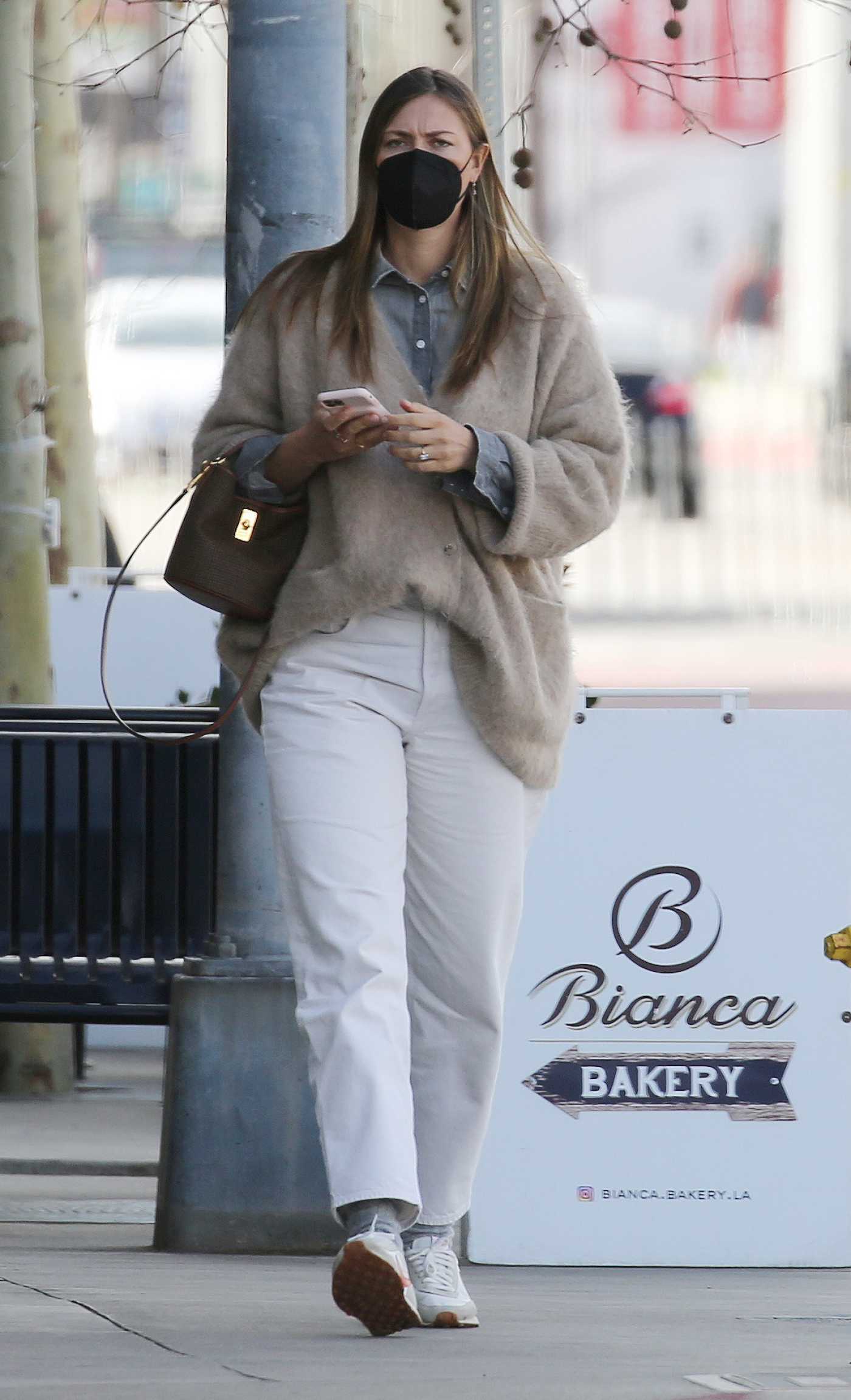 Maria Sharapova in a White Pants Was Seen Out in Los Angeles 01/31/2022