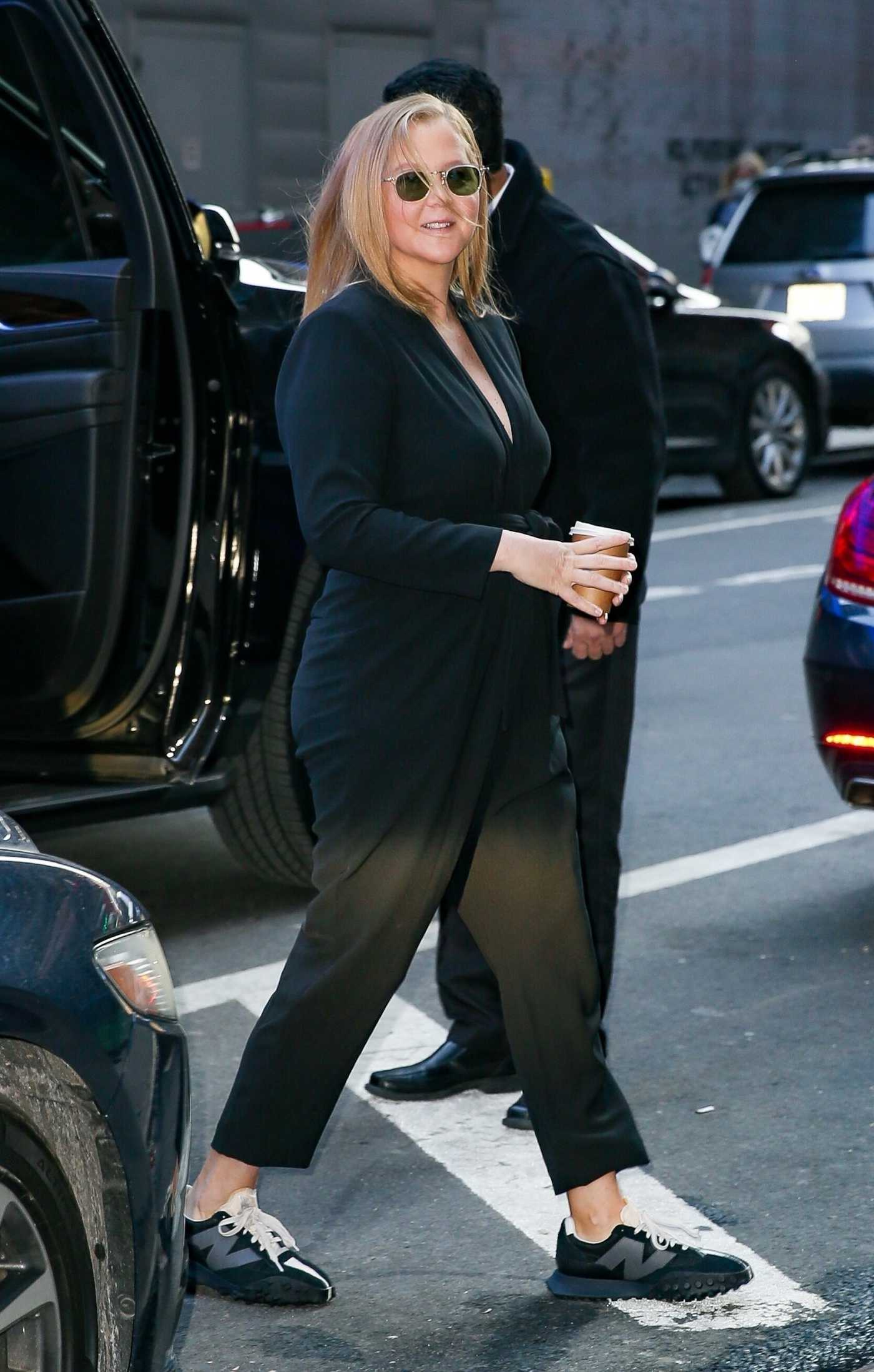 Amy Schumer in a Black Ensemble Arrives at Good Morning America in New York 03/16/2022