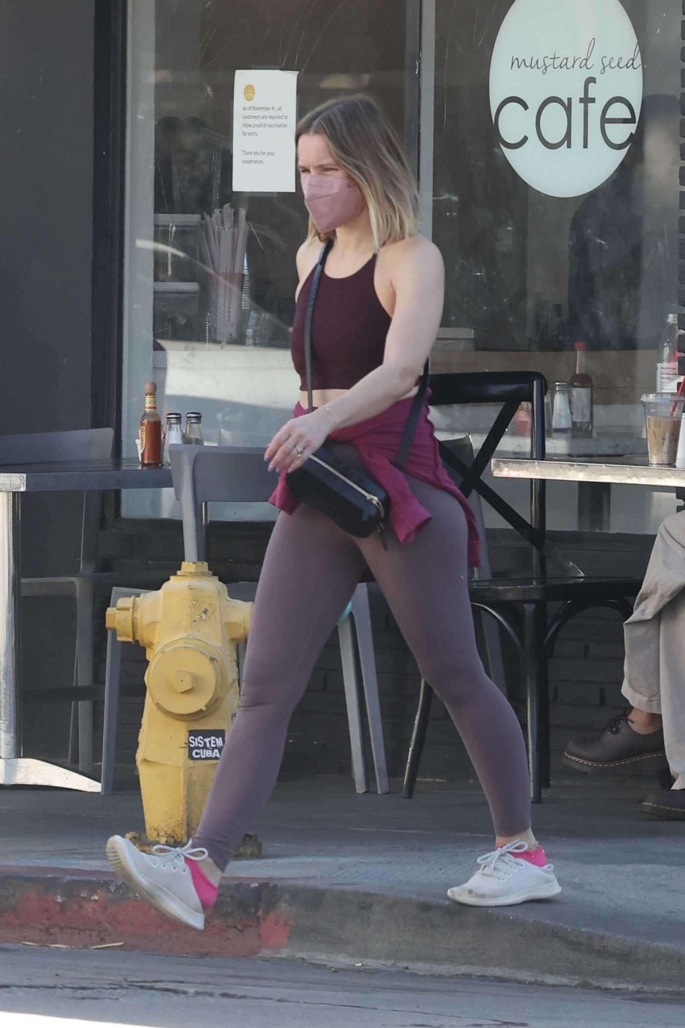 Kristen Bell in a Burgundy Coloured Top Leaves the Gym in Los Feliz 03/11/2022