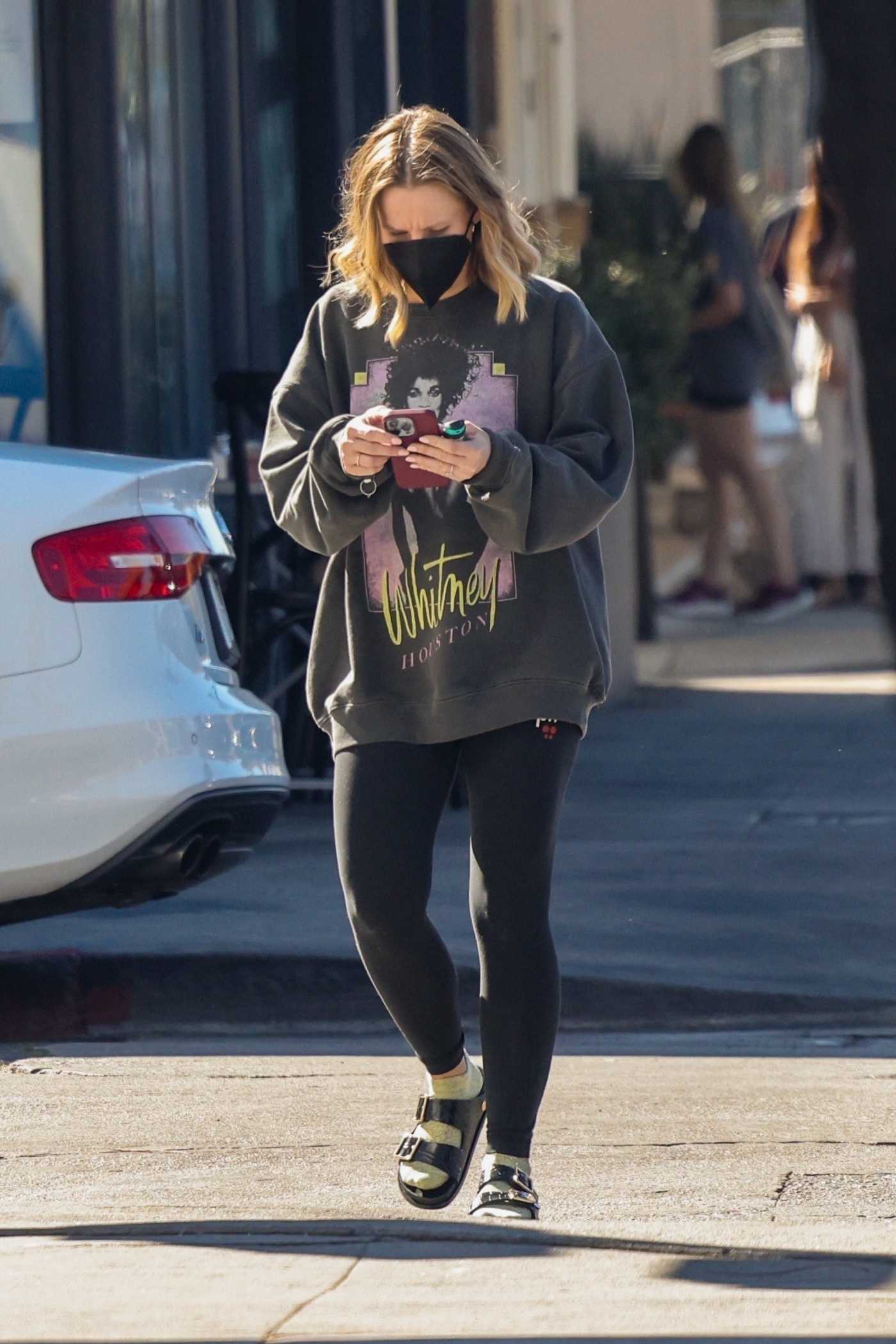 Kristen Bell in a Grey Sweatshirt Arrives to a Gym Session in Los Feliz 03/01/2022