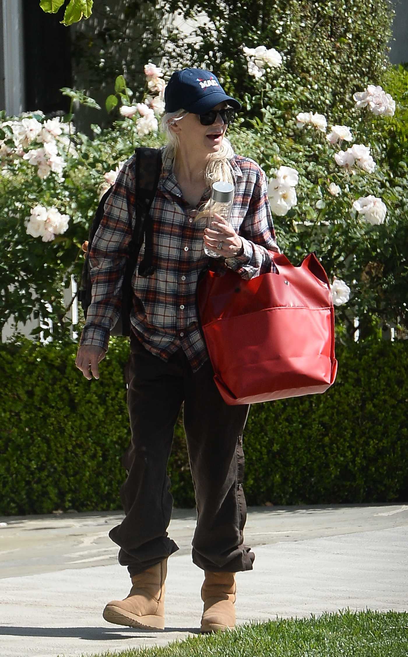 Anna Faris in a a Plaid Shirt Was Seen Out in Los Angeles 04/21/2022