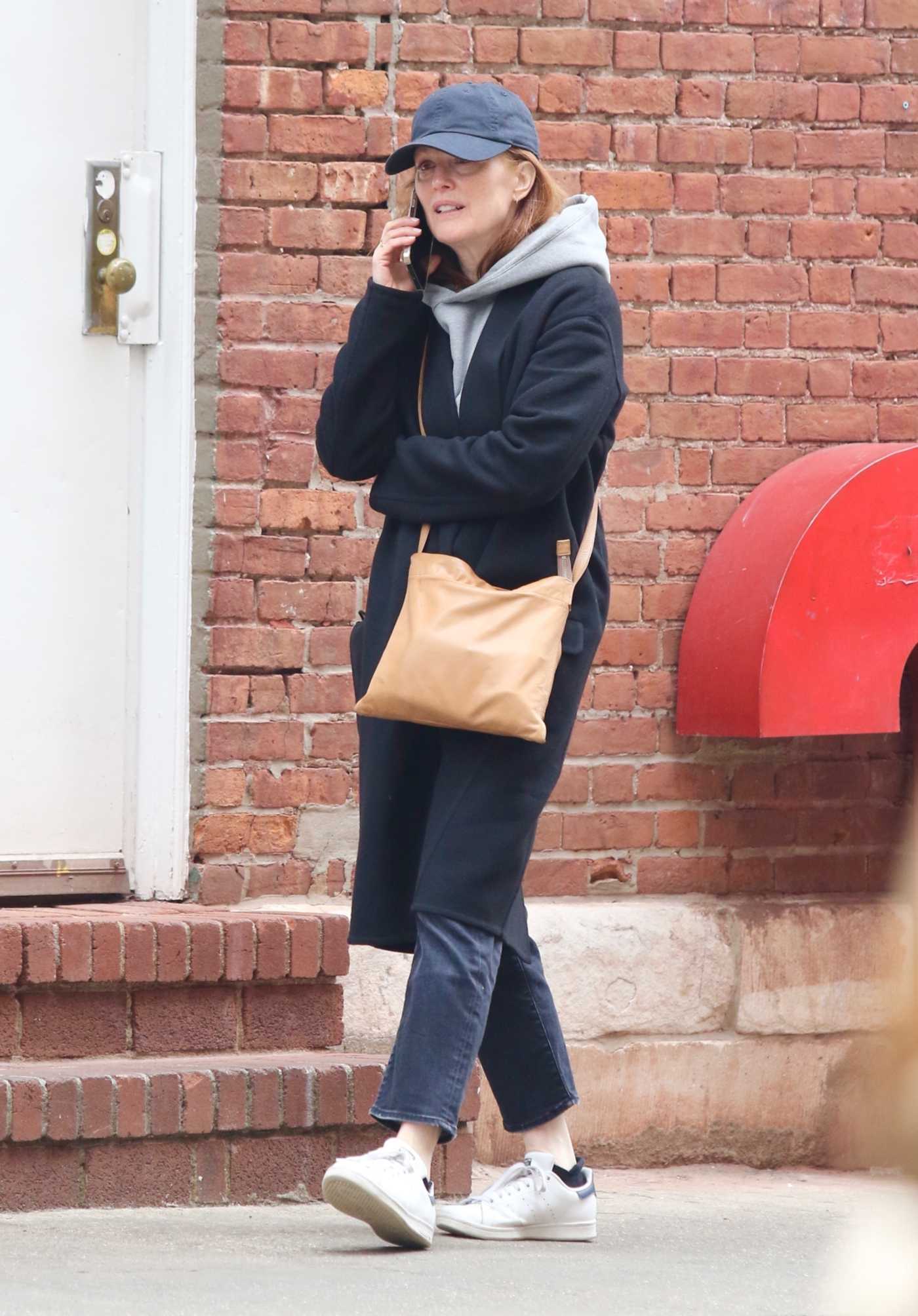Julianne Moore in a Black Coat Was Seen Out in New York 04/08/2022