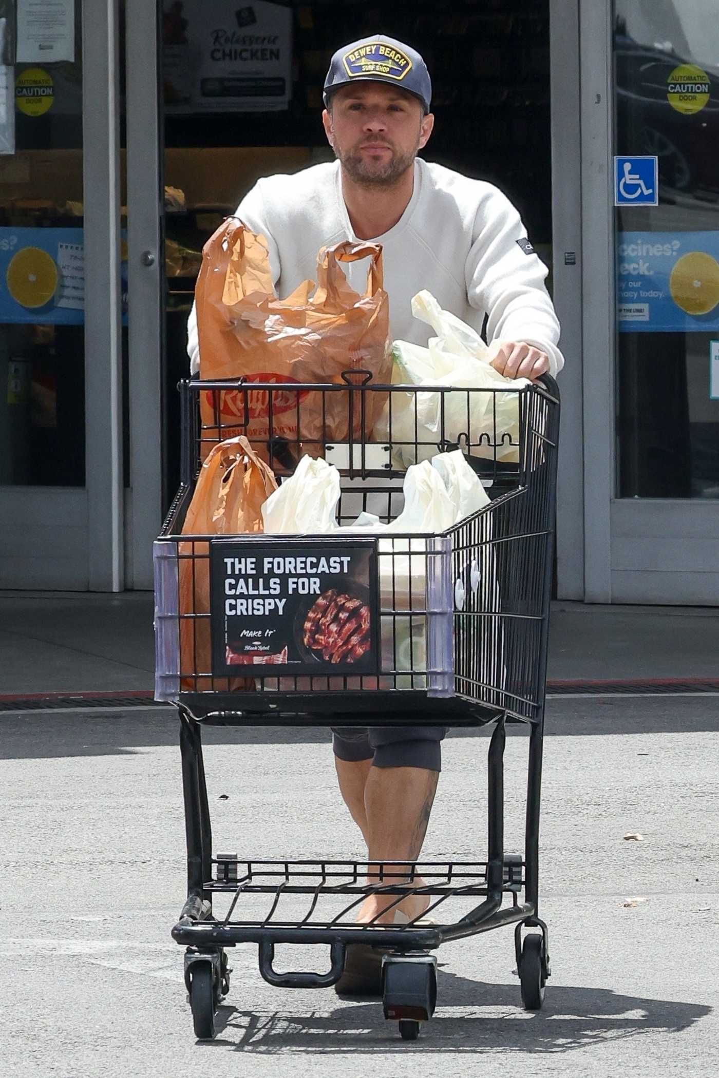 Ryan Phillippe in a White Sweatshirt Goes Shopping at Albertsons Market in Los Feliz 04/22/2022