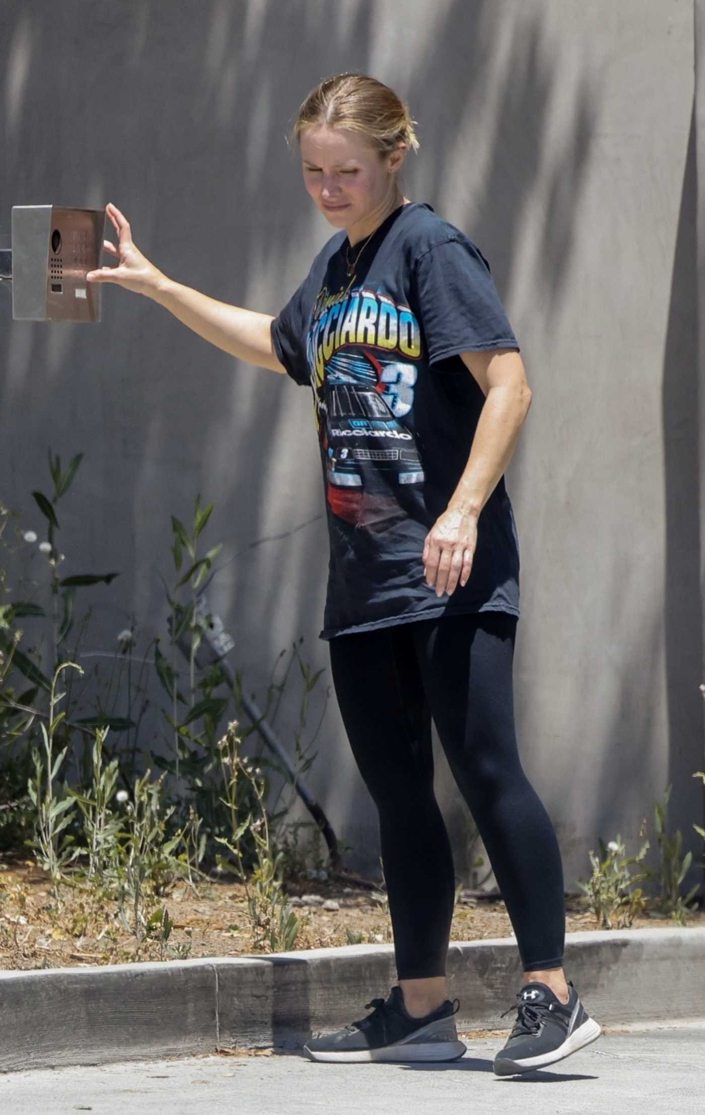 Kristen Bell in a Black Tee Returns Home in Los Feliz 05/15/2022