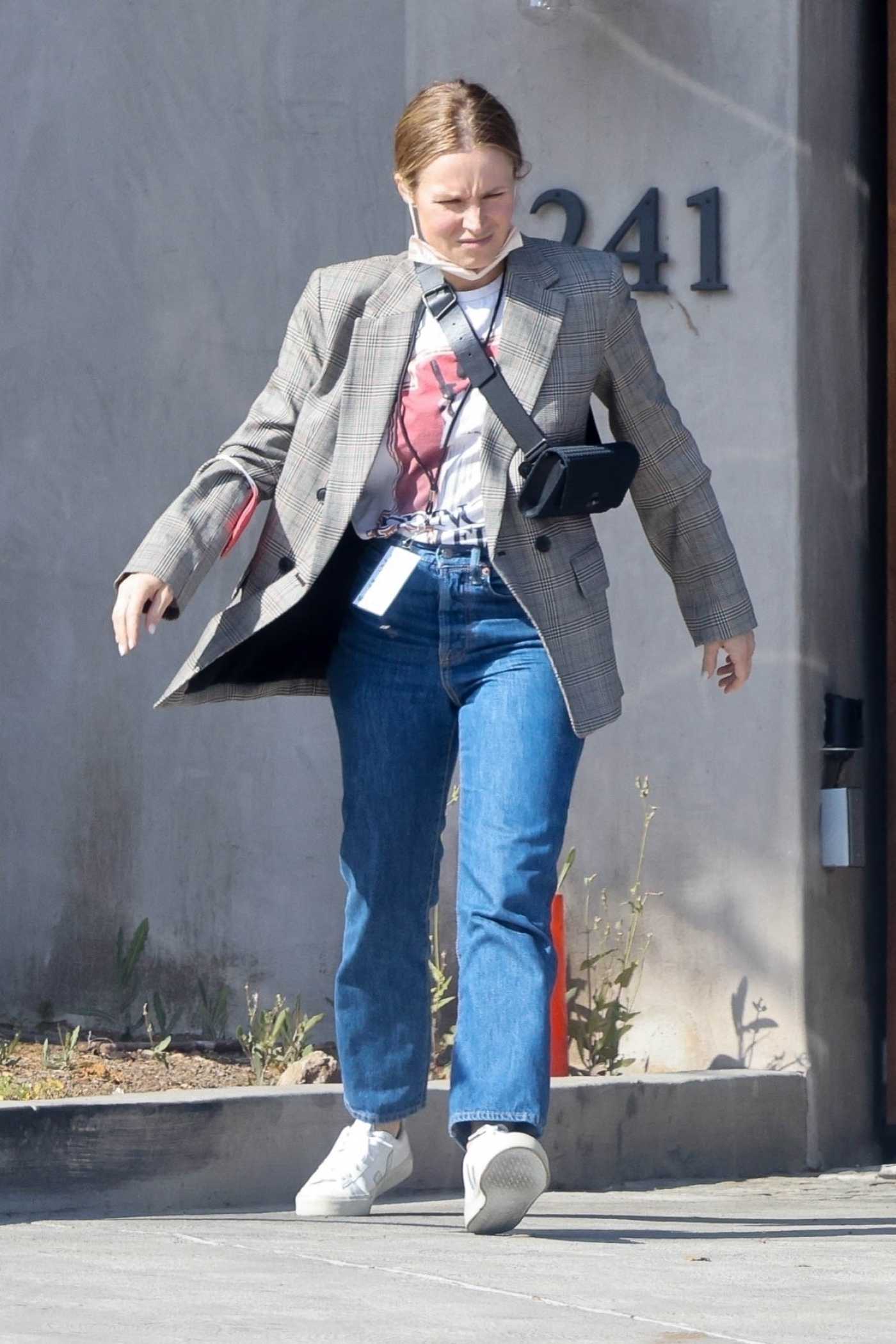 Kristen Bell in a Grey Blazer Was Seen Out in Los Angeles 05/01/2022
