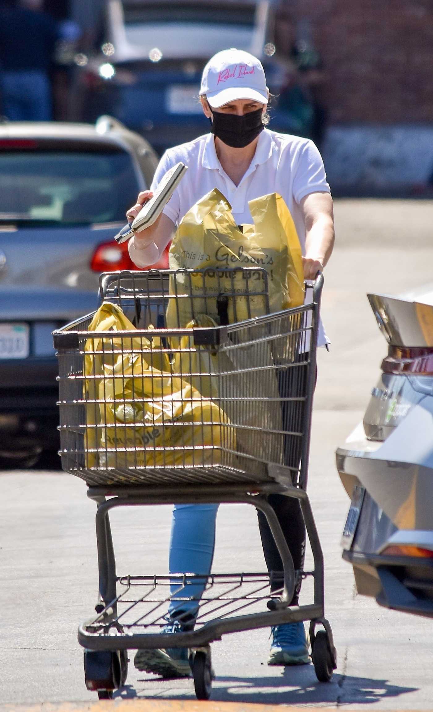 Rebel Wilson in a White Cap Goes Grocery Shopping at Gelson's Market in Los Feliz 05/13/2022