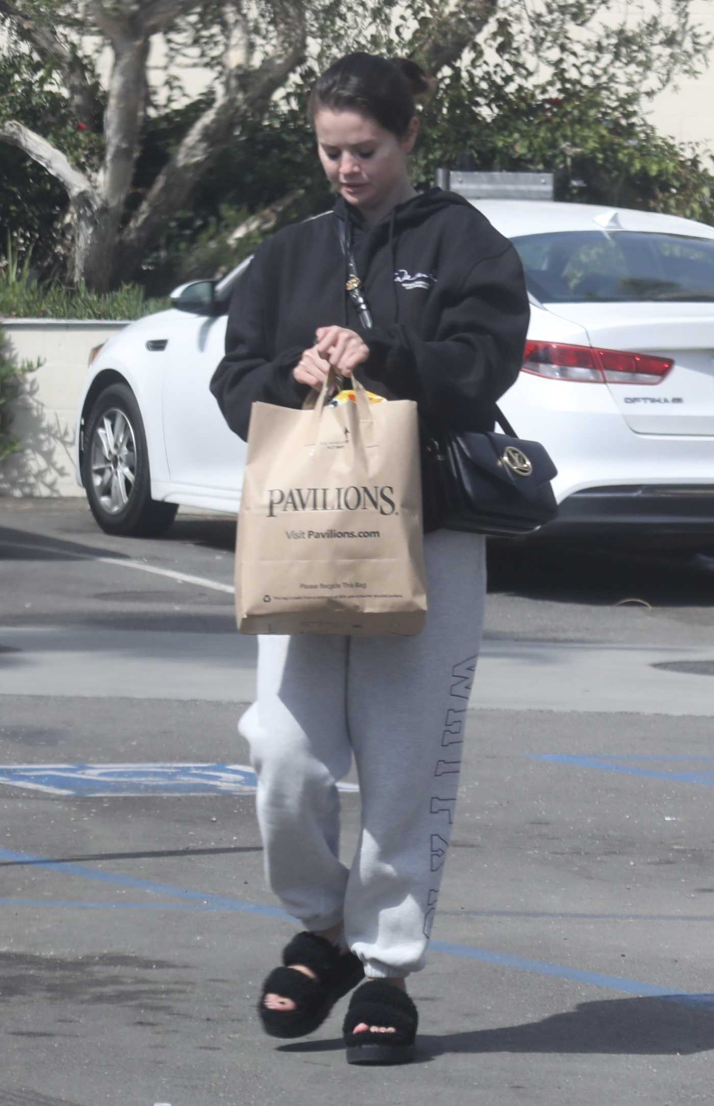 Selena Gomez in a Black Hoodie Goes Grocery Shopping in Los Angeles 05/24/2022