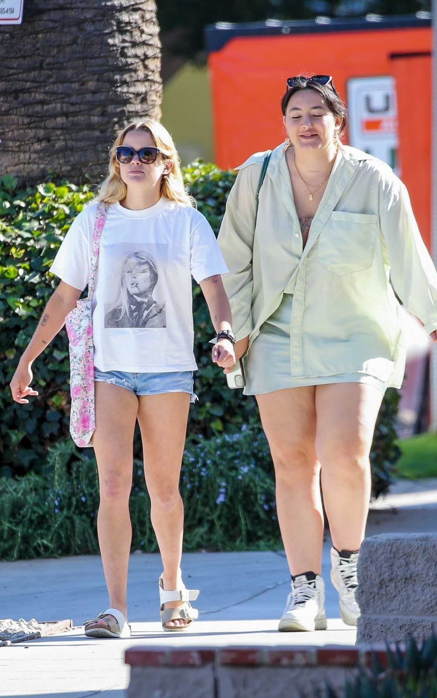 Ava Phillippe in a White Tee Goes to Lunch with Her Friend at Coral Tree Cafe in Brentwood 06/17/2022