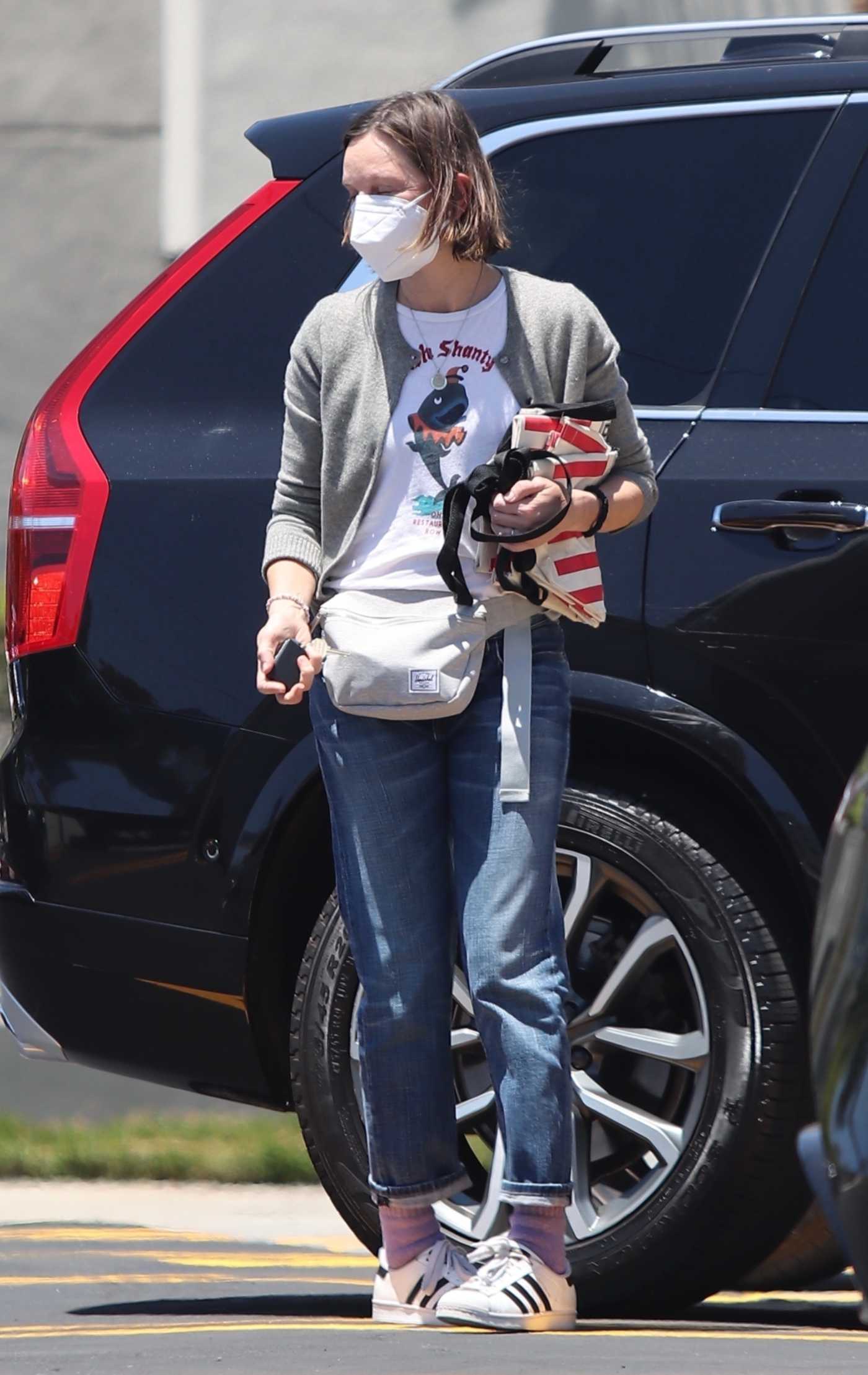 Calista Flockhart in a Grey Cardigan Was Seen Out in Brentwood 06/25/2022