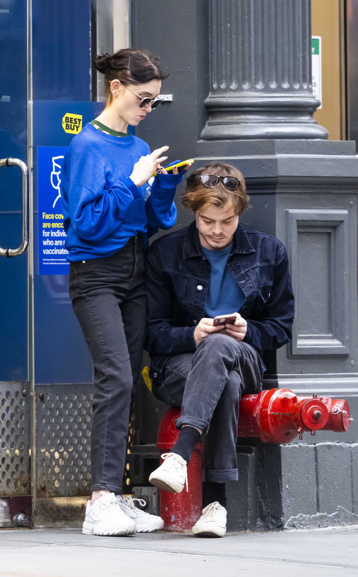 Natalia Dyer in a Blue Sweatshirt Was Seen Out with Charlie Heaton in New York 06/07/2022