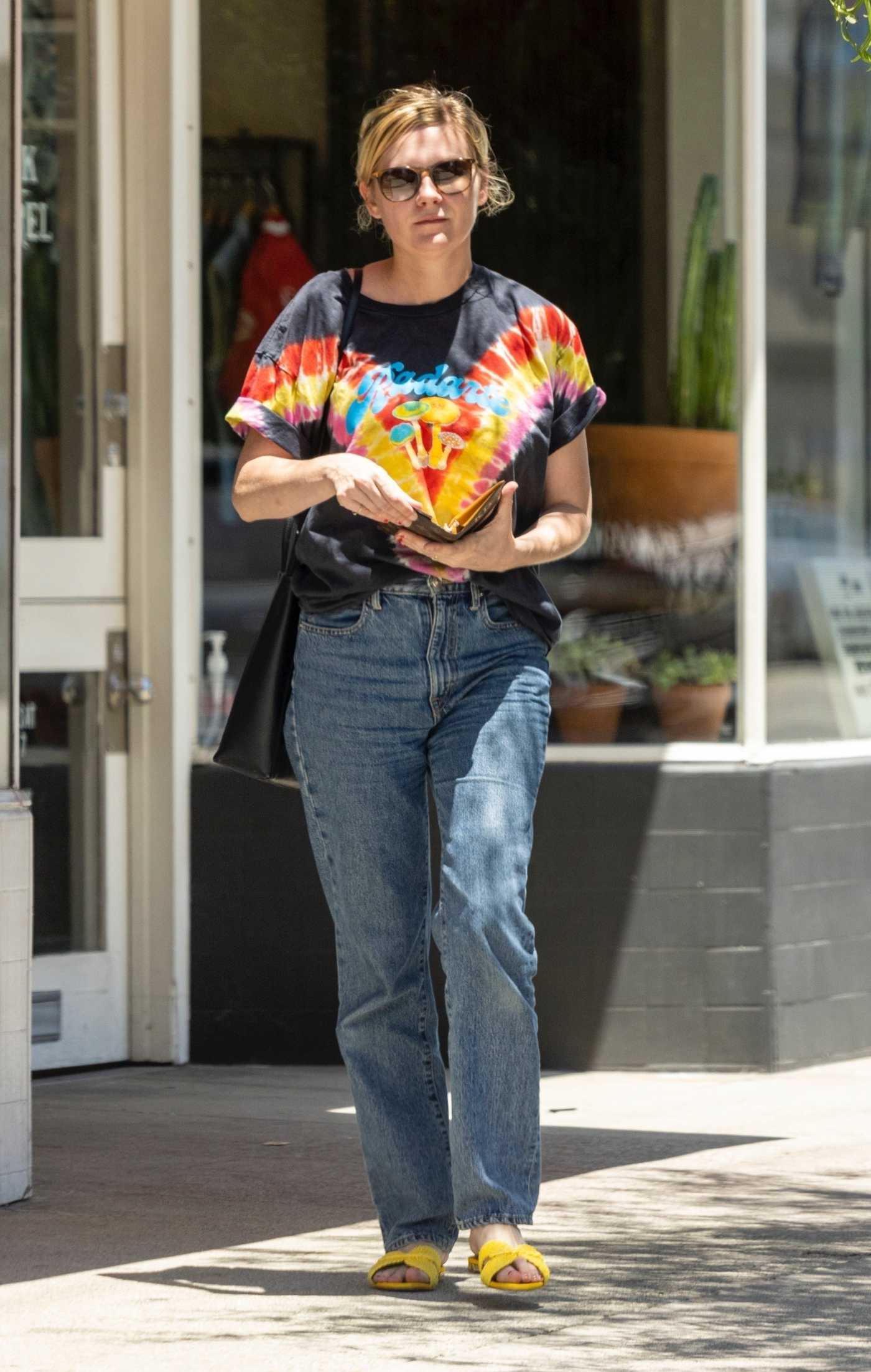 Kirsten Dunst in a Yellow Flip-Flops Stops for Lunch at Joan’s on Third in Los Angeles 06/29/2022