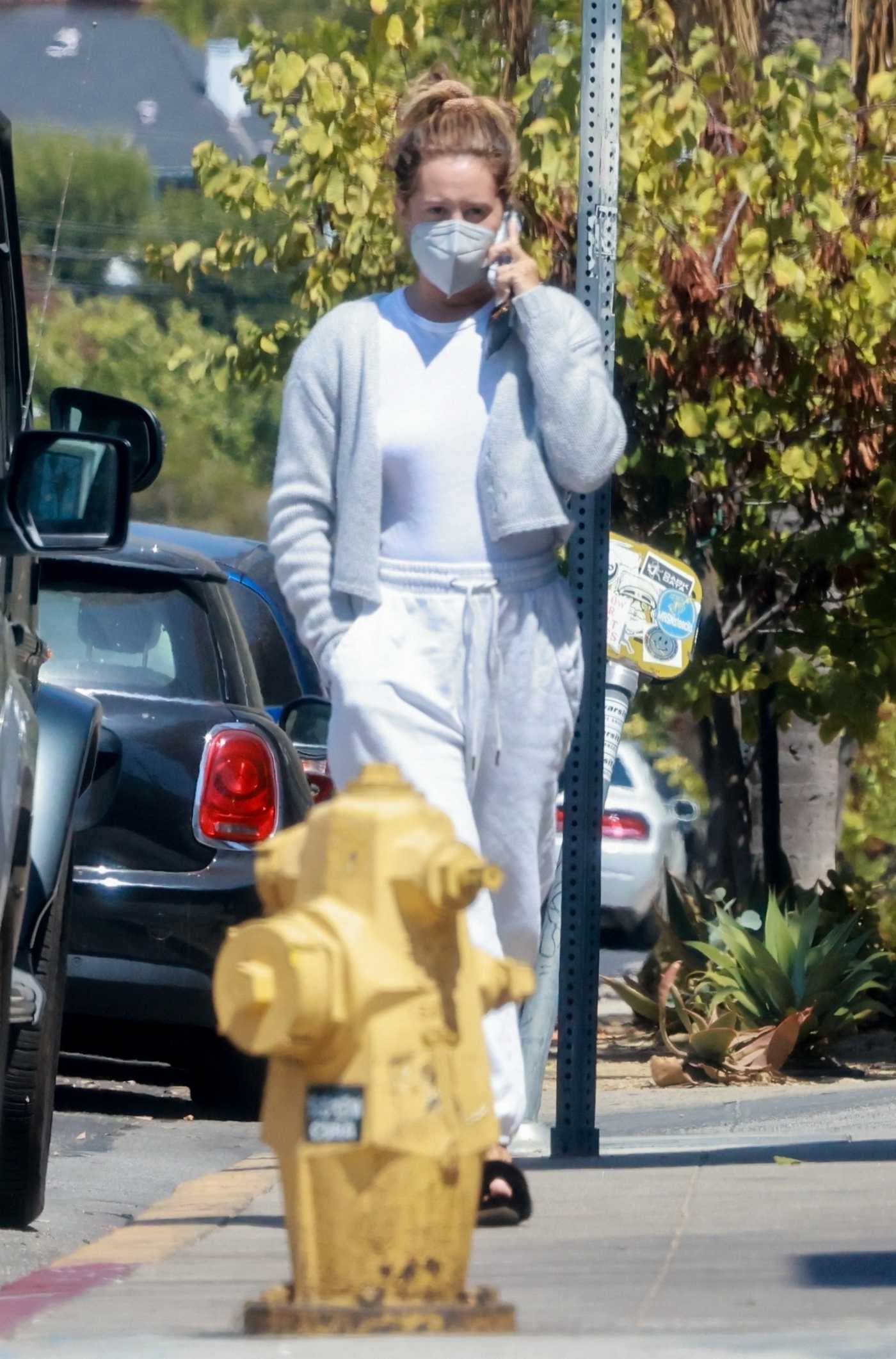 Ashley Tisdale in a White Sweatpants Was Seen Out in Los Angeles 08/02/2022