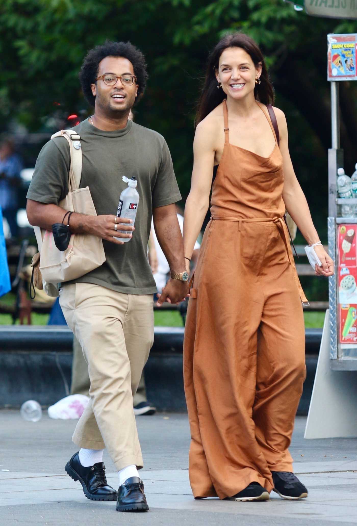Katie Holmes in a Tan Jumpsuit Was Seen Out with Bobby Wooten III in Manhattan’s Washington Square Park in NYC 08/06/2022