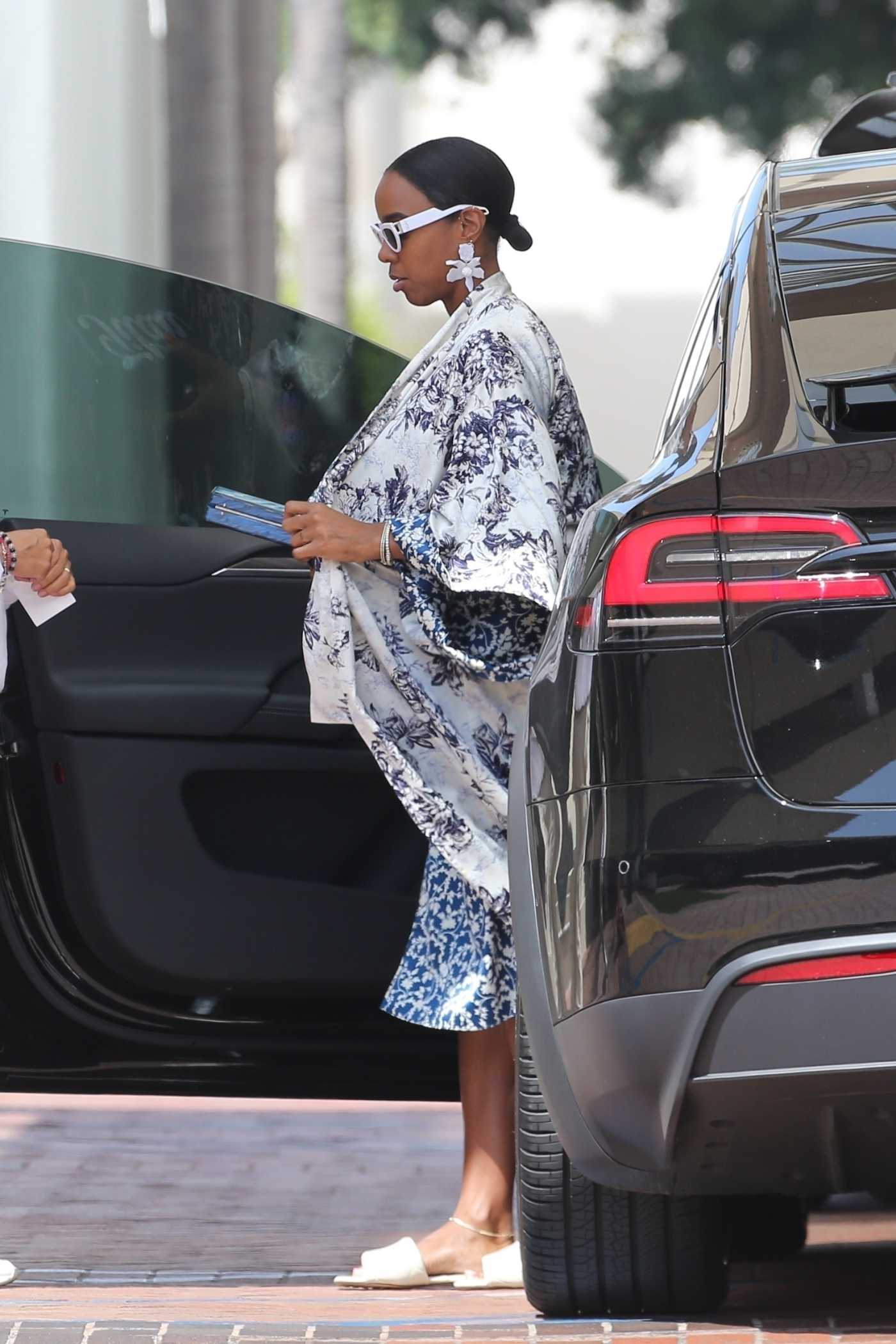 Kelly Rowland in a White Sweatsuit Goes Shopping in Beverly Hills 06/01
