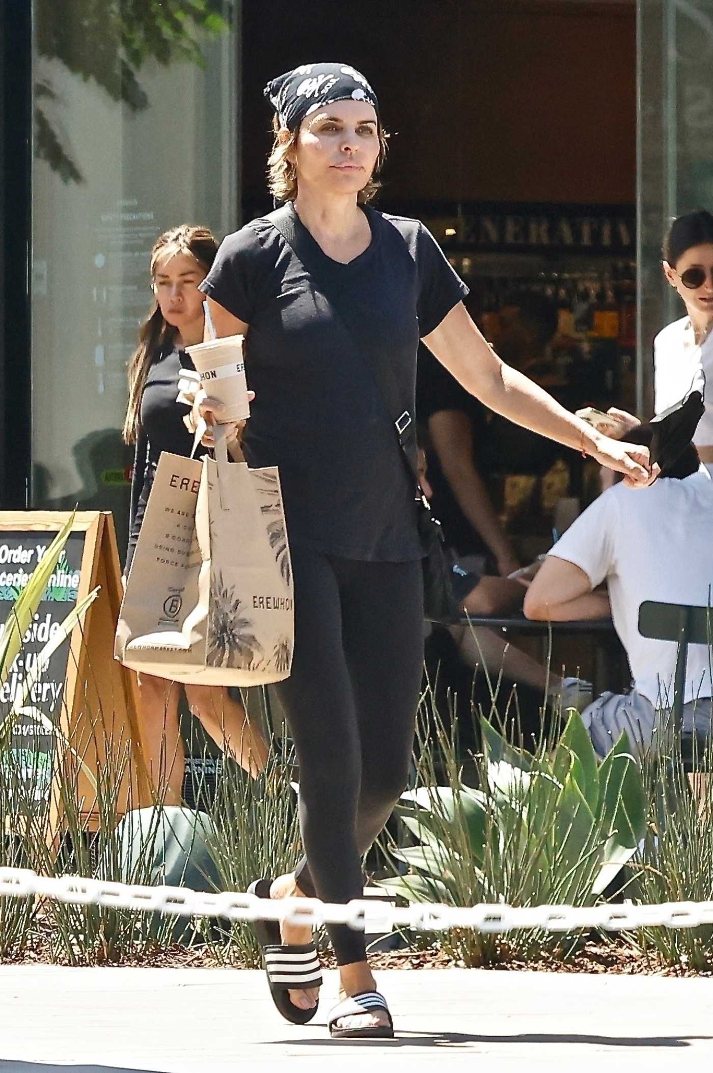 Lisa Rinna in a Black Tee Goes Grocery Shopping at Erewhon Market in Studio City 08/26/2022