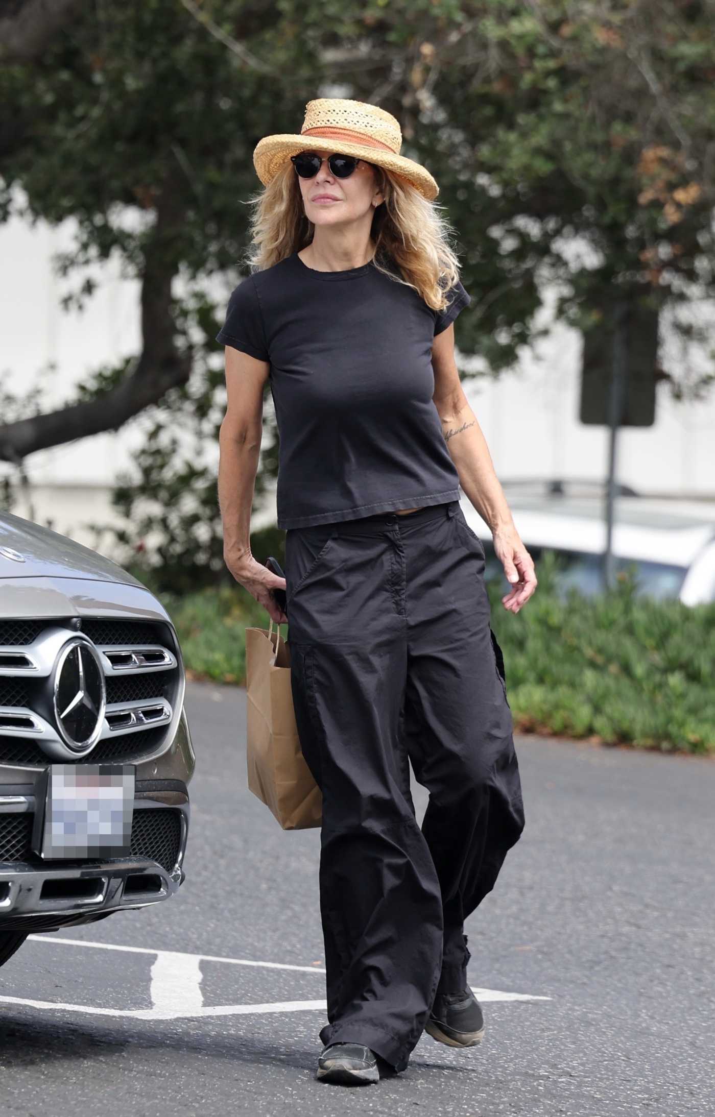 Meg Ryan in a Black Outfit Picks Up Her Lunch in Santa Barbara 08/26/2022