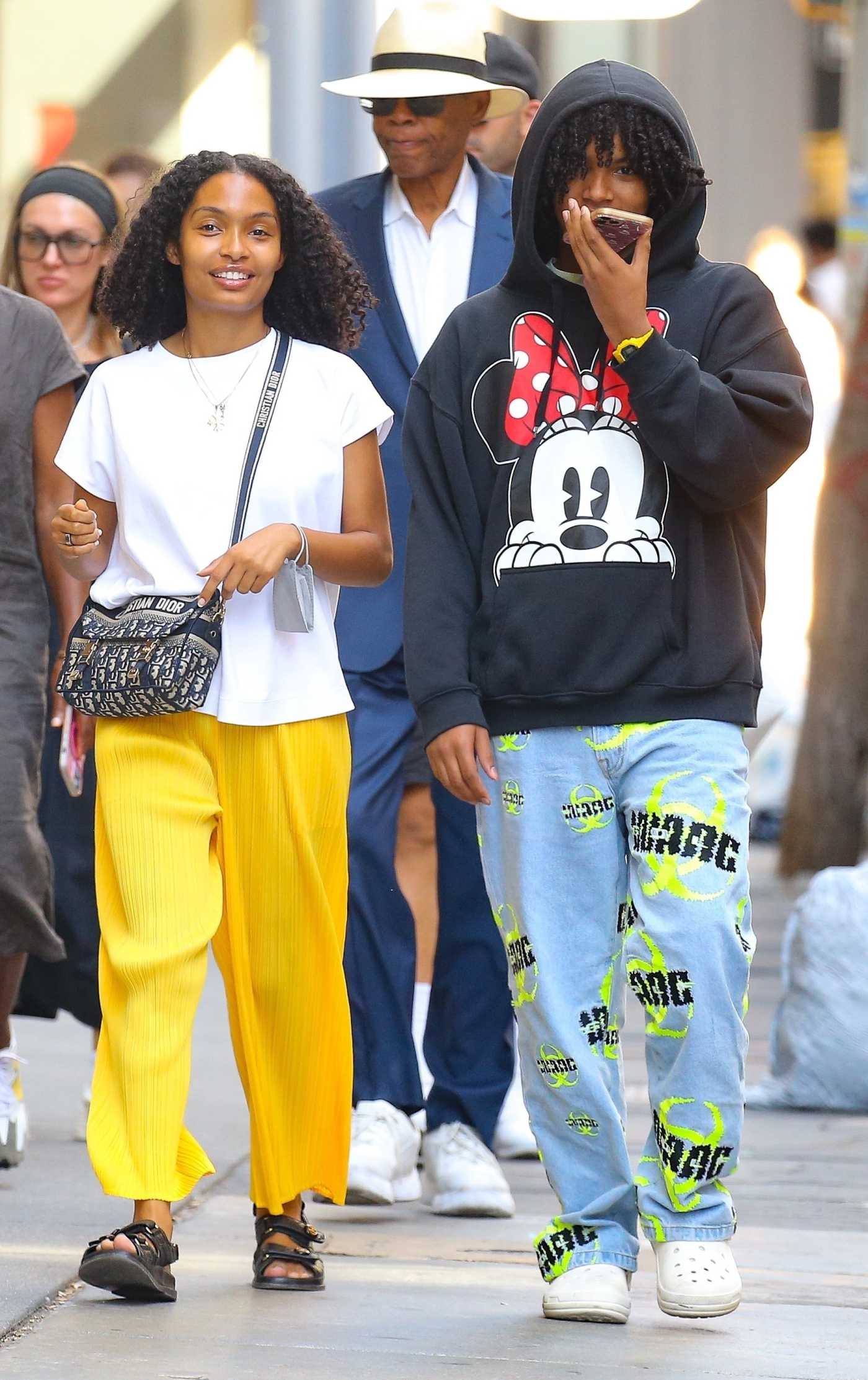 Yara Shahidi in a Yellow Pants Was Seen Out with Her Family in Manhattan’s SoHo Area in NYC 08/16/2022