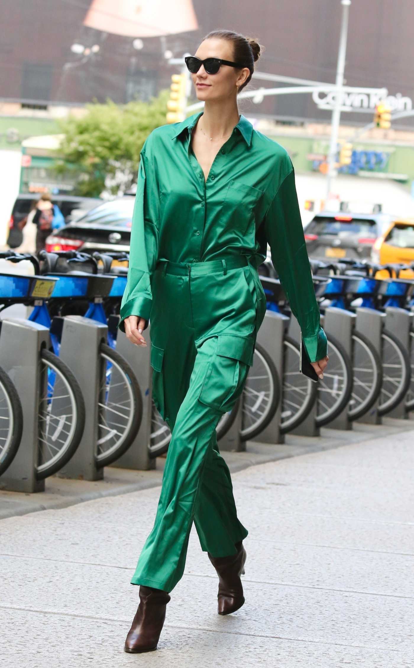 Karlie Kloss in a Green Pantsuit Was Seen Out in Manhattan in New York 09/08/2022