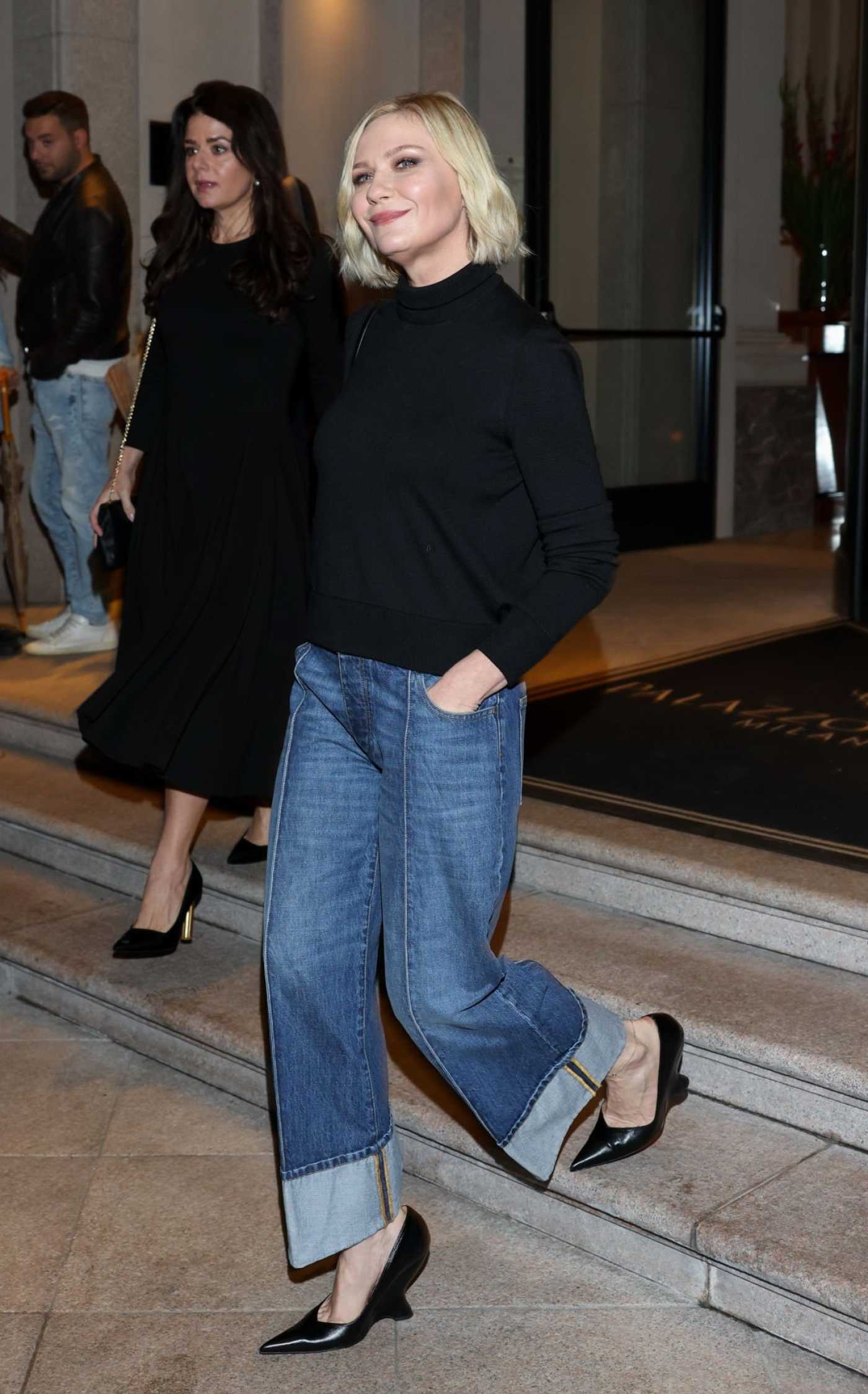 Kirsten Dunst in a Black Sweater Was Seen Out in Milan 09/24/2022