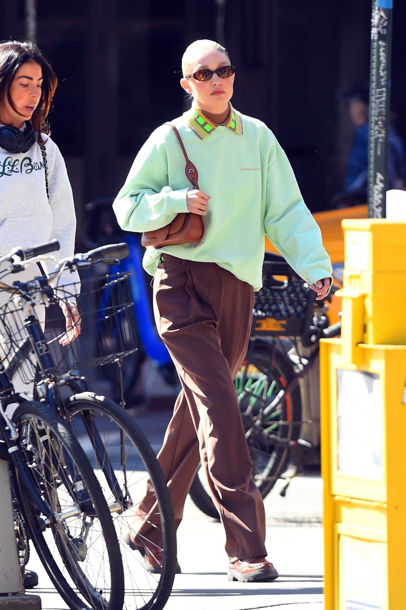 Gigi Hadid in a Brown Pants Was Seen Out in Manhattan in NYC 10/10/2022