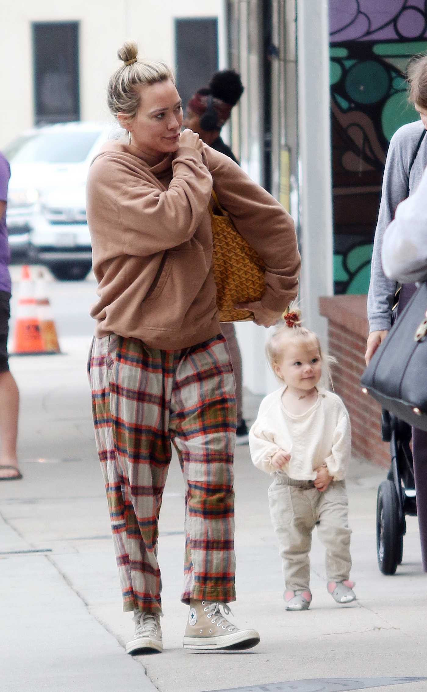 Hilary Duff in a Plaid Pants Was Seen Out with Her Doughter in Studio City 10/13/2022