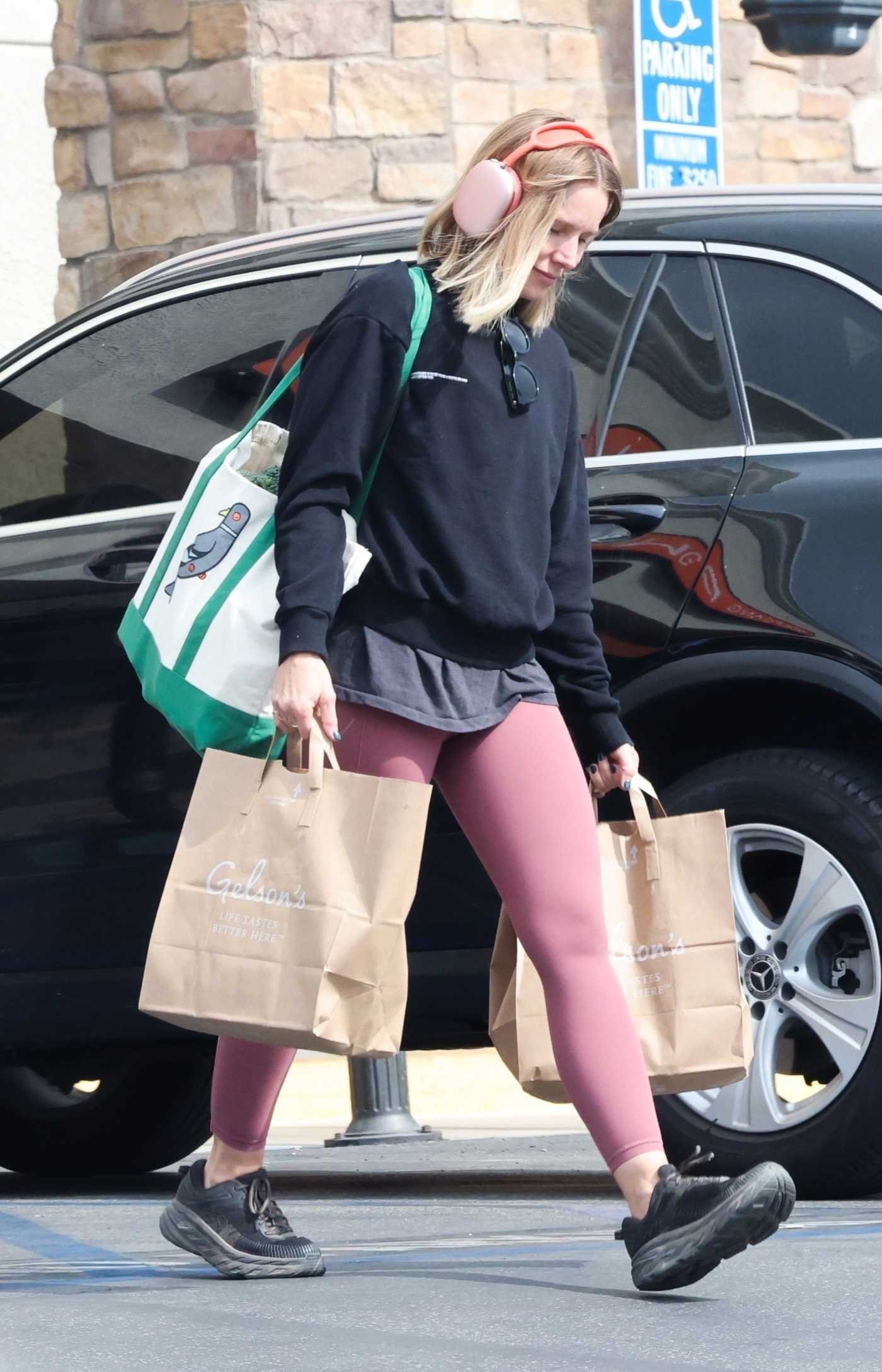 Kristen Bell in a Pink Leggings Was Spotted on a Solo Grocery Store Run in Los feliz 10/22/2022