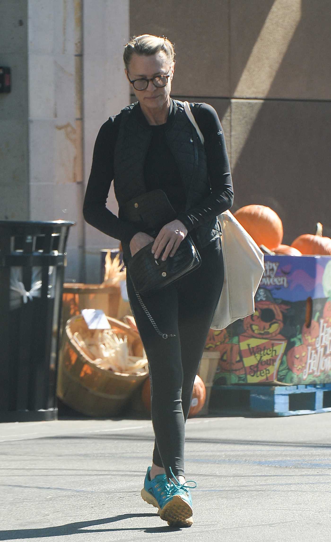Robin Wright in a Black Outfit Goes Grocery Shopping in Los Angeles 10/26/2022